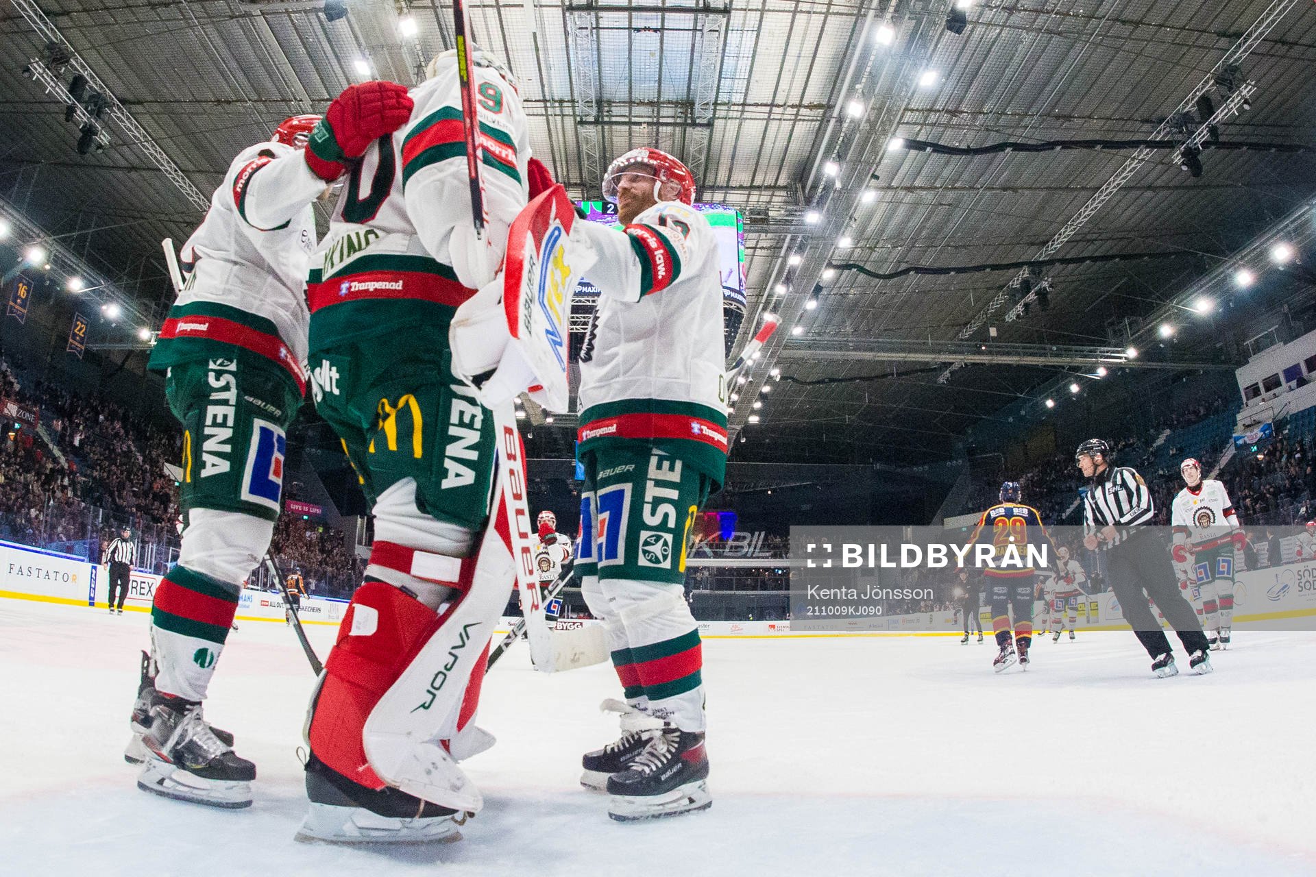 Frölundas målvakt Matthew Tomkins jublar