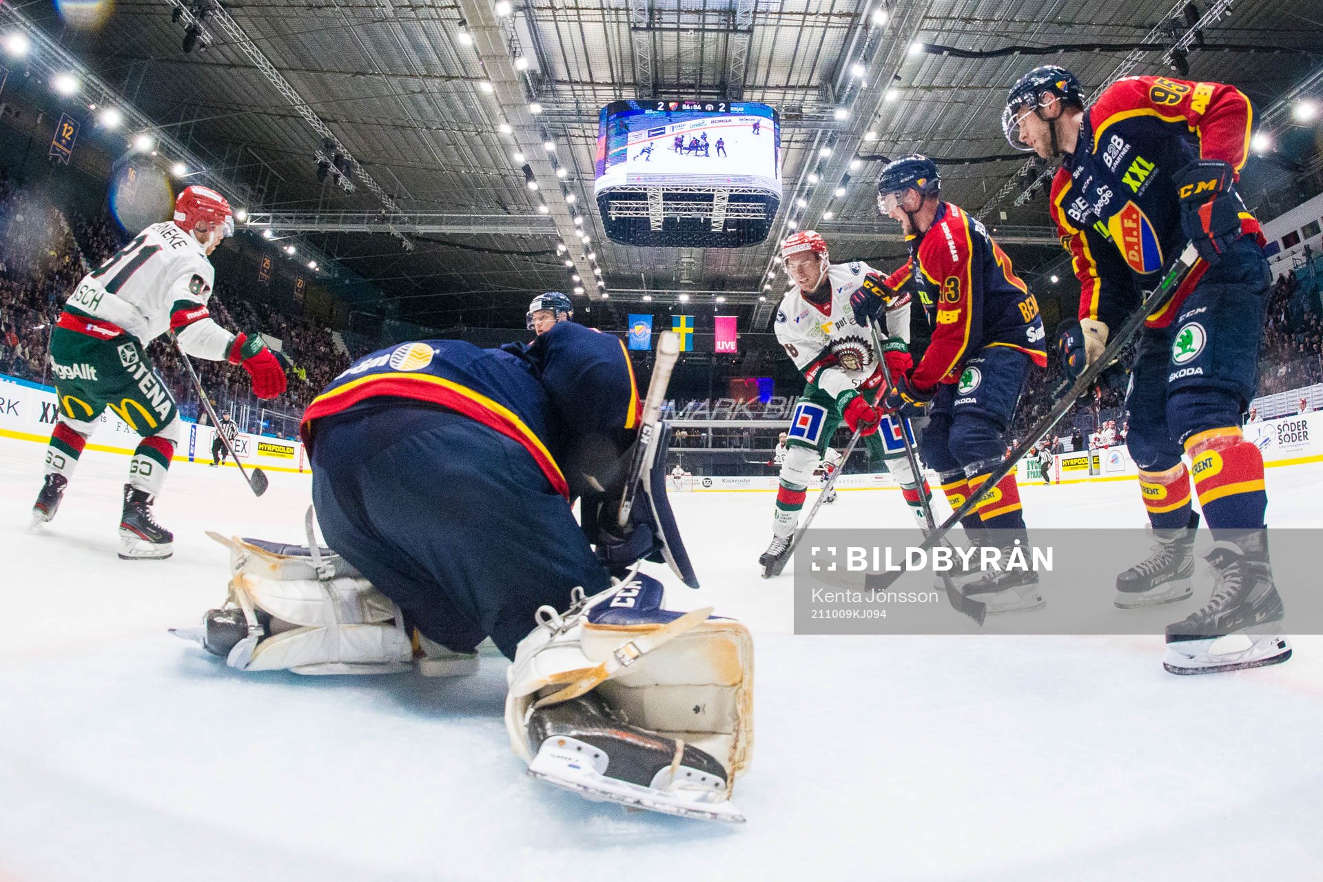 Djurgårdens målvakt Niklas Svedberg med en räddning