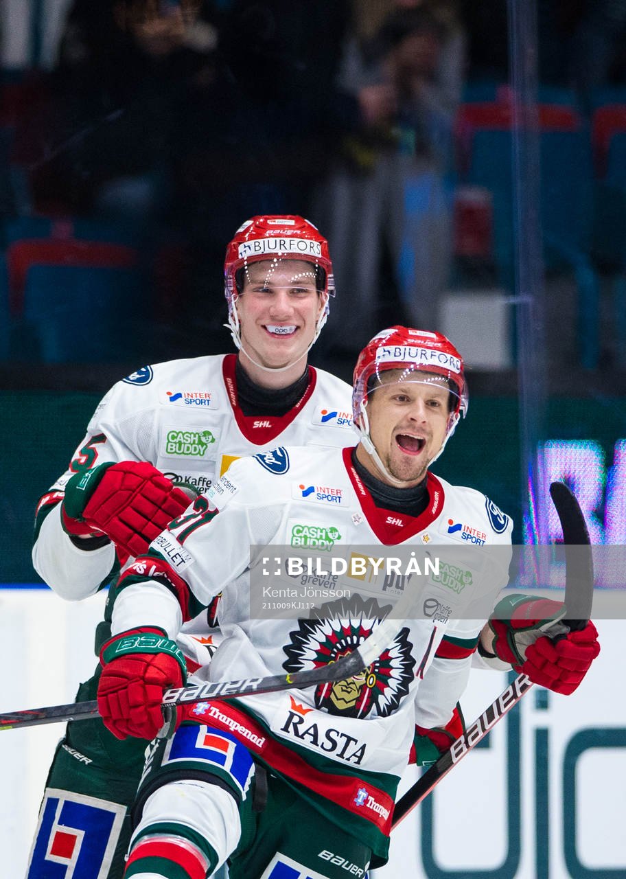 Frölundas Elmer Söderblom och Nicklas Lasu jublar