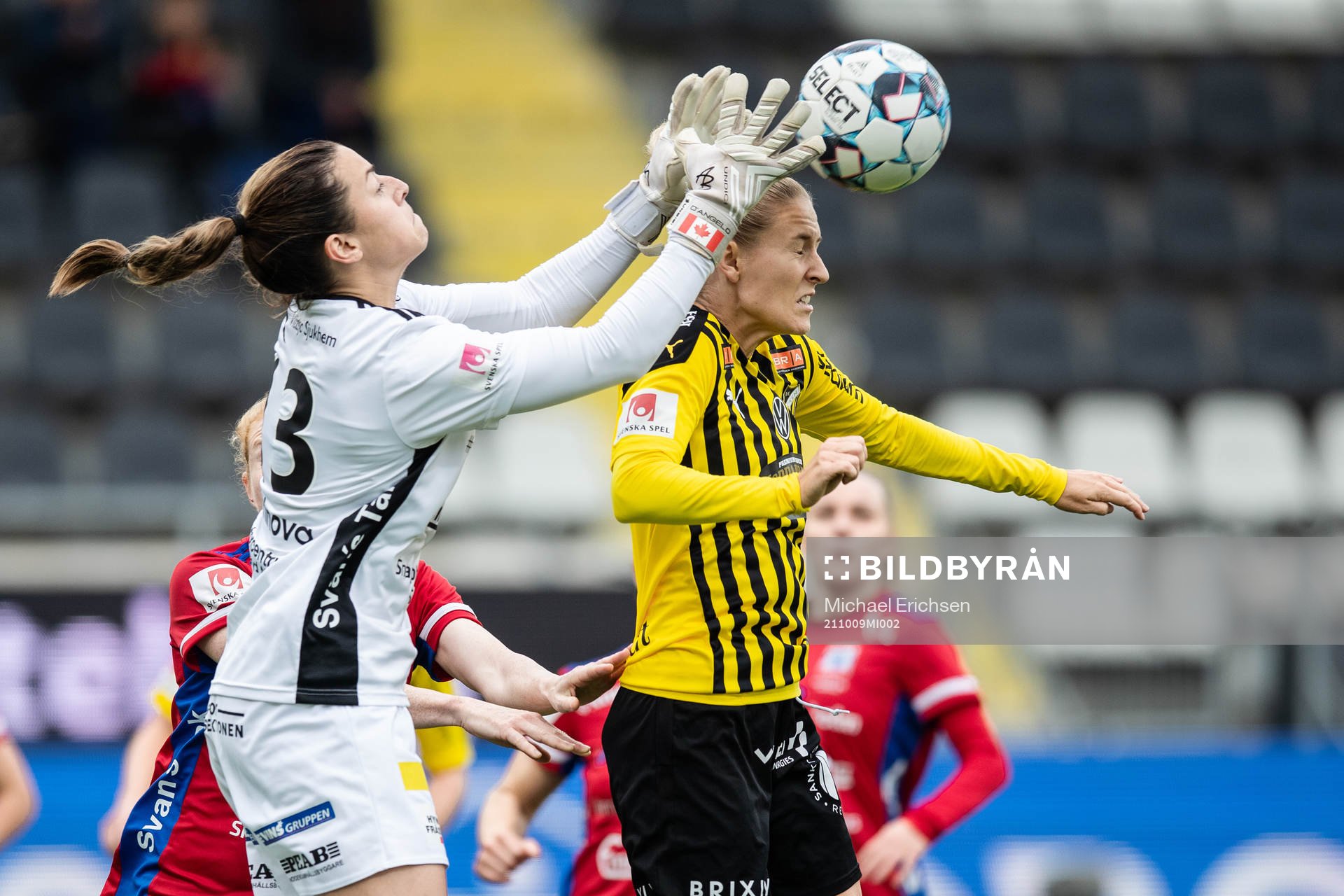 Vittsjös målvakt Sabrina D'Angelo och Häckens Emma