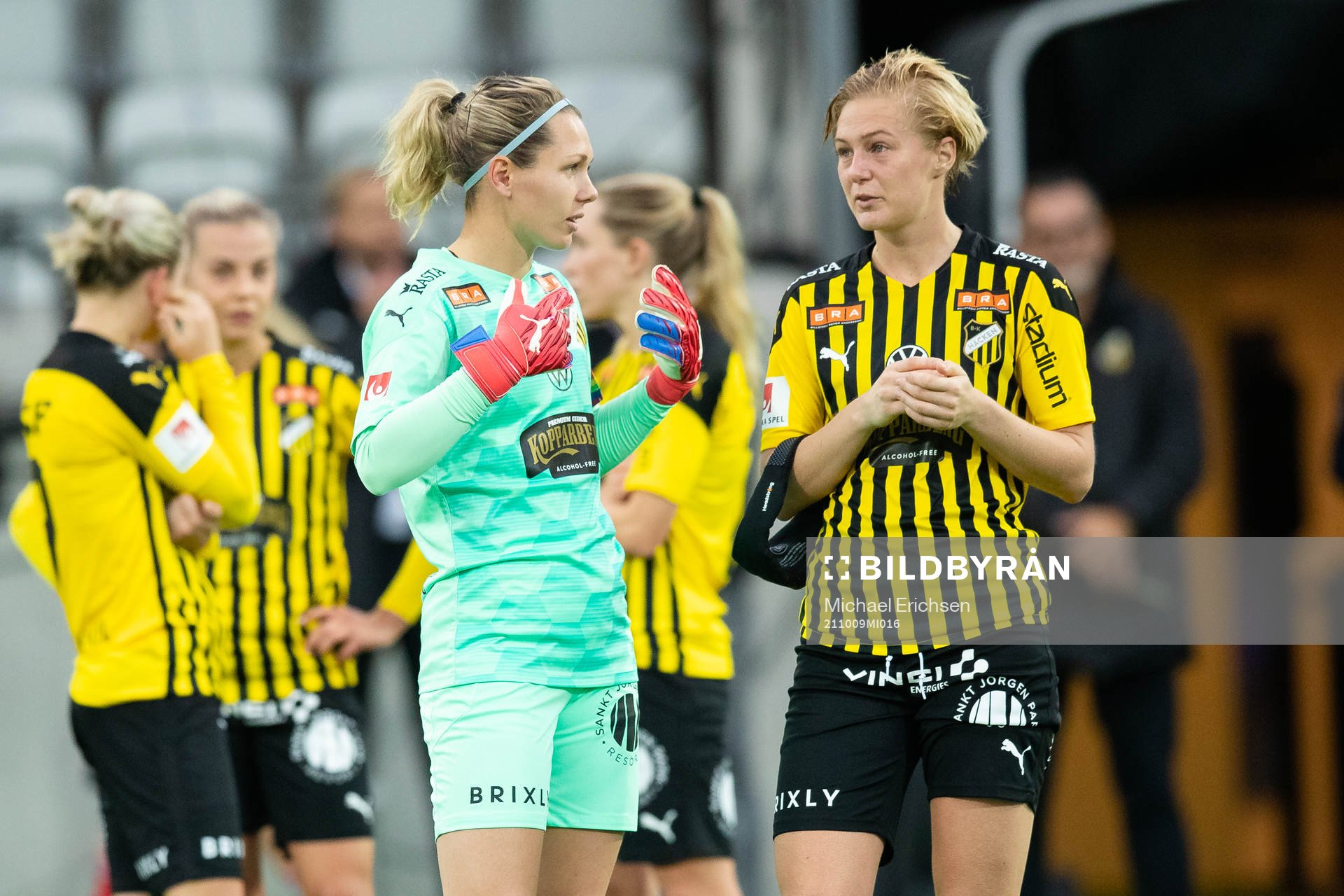 Häckens målvakt Jennifer Falk och Luna Nörgaard Gevitz