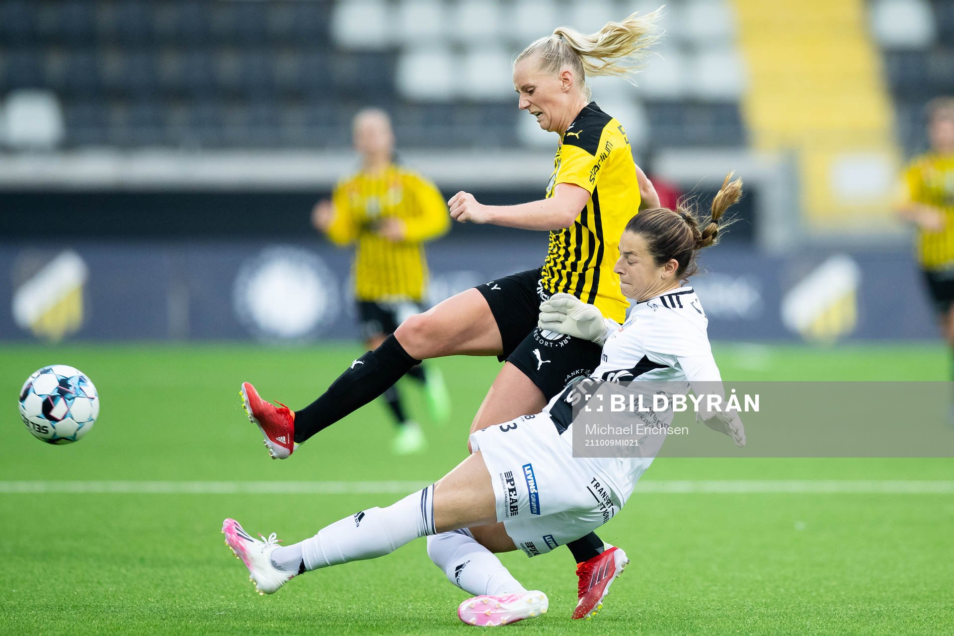 Häckens Stina Blackstenius och Vittsjös målvakt Sabrina