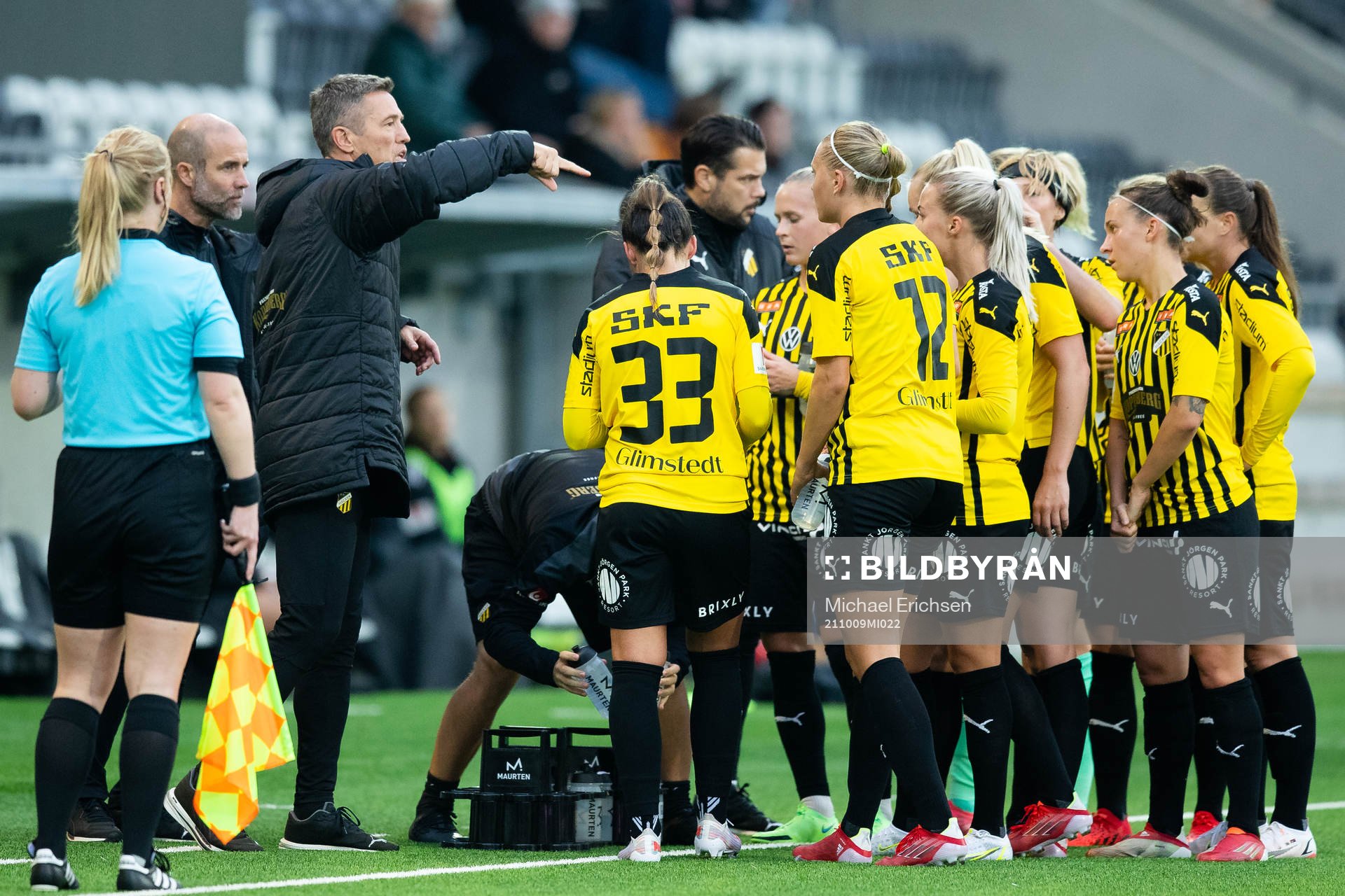 Häckens tränare Mats Gren instruerar sitt lag under fotbollsmatchen i Damallsvenskan mellan Häcken och Vittsjö den 9 oktober 2021 i Göteborg. 