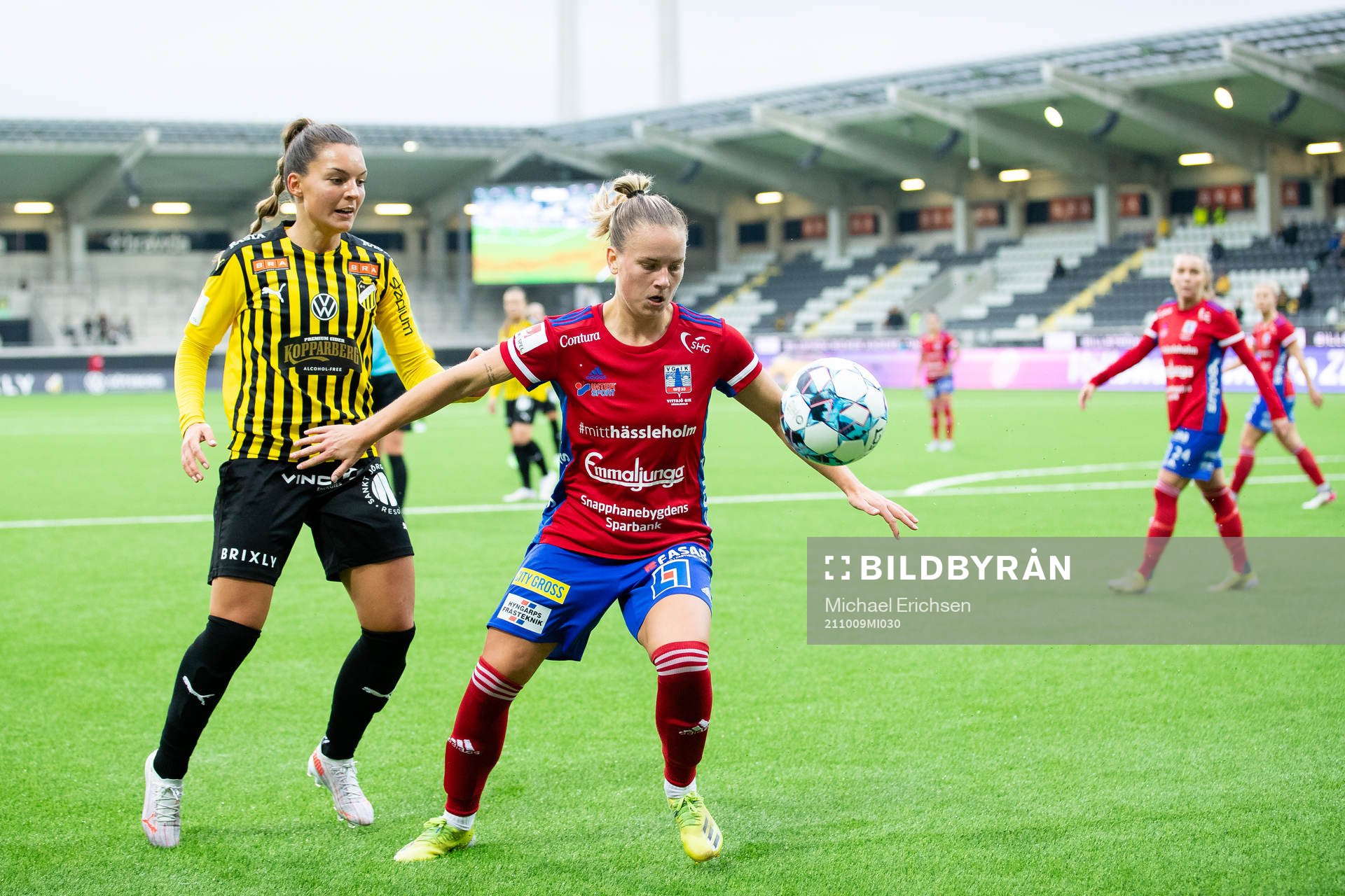 Häckens Johanna Rytting Kaneryd och Vittsjös Julia Tunturi under fotbollsmatchen i Damallsvenskan mellan Häcken och Vittsjö den 9 oktober 2021 i Göteborg.
