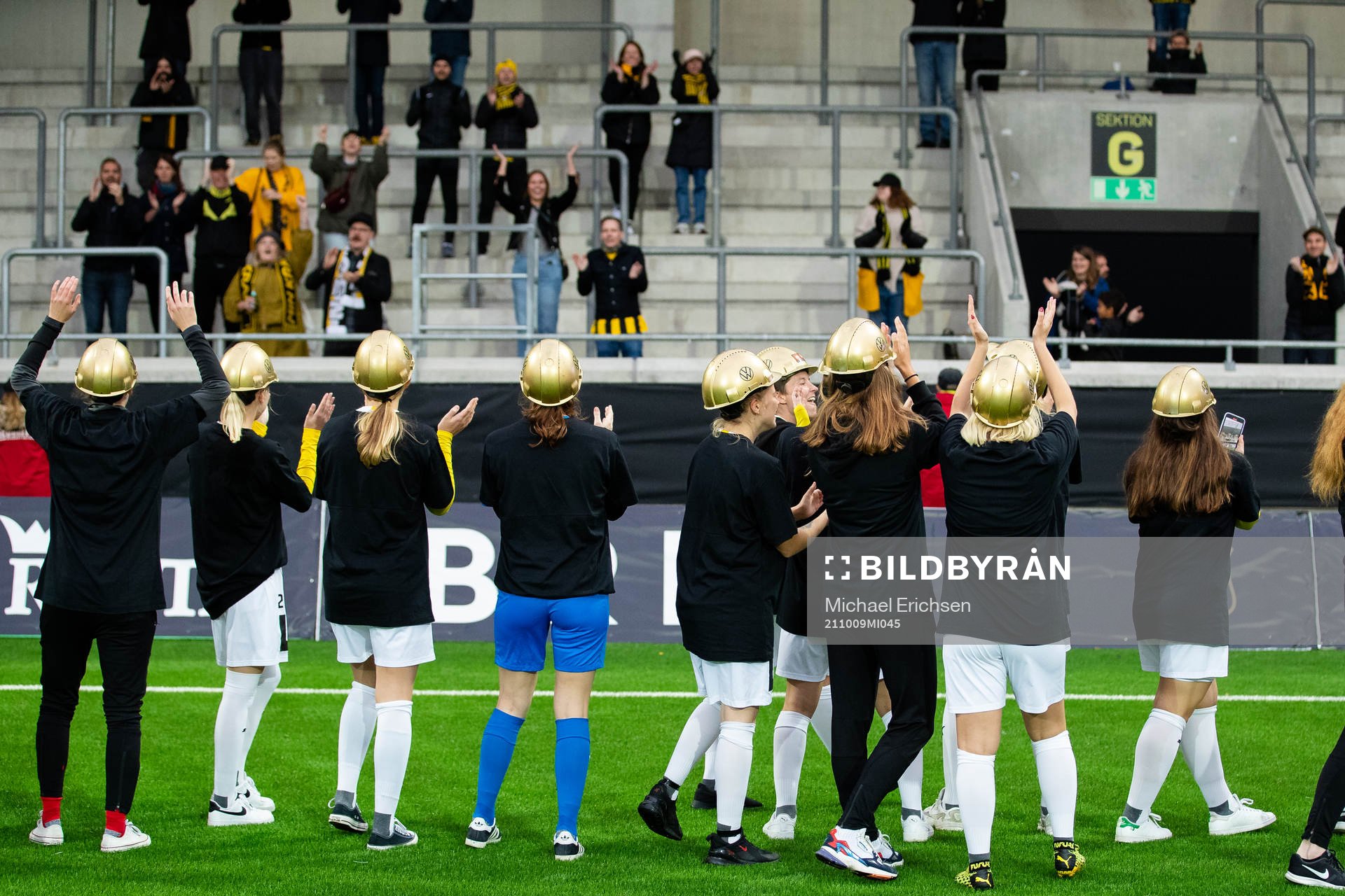 Häckens division 2 lag firar seriesegern och avancemanget till division 1 efter fotbollsmatchen i Damallsvenskan mellan Häcken och Vittsjö den 9 oktober 2021 i Göteborg.