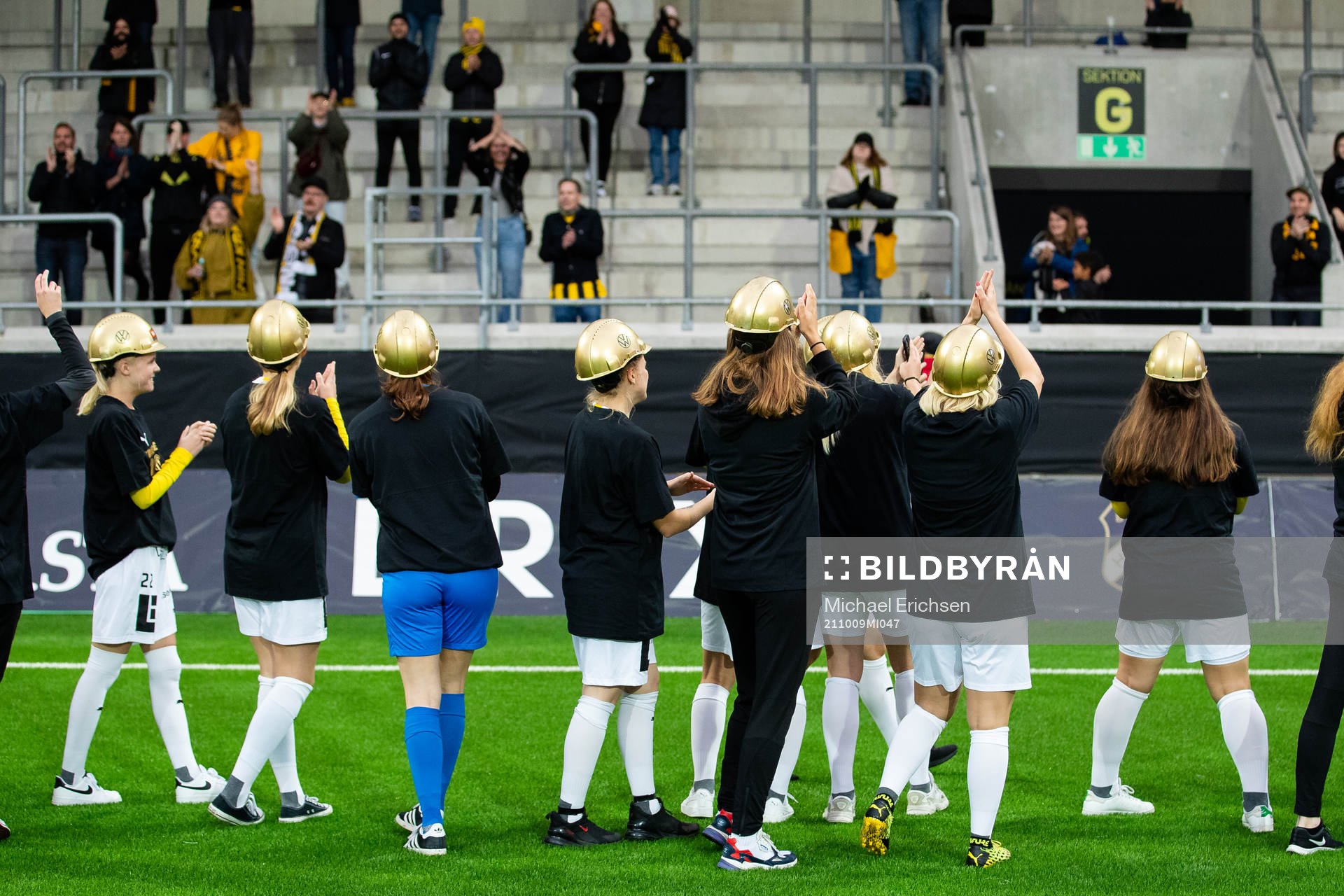 Häckens division 2 lag firar seriesegern och avancemanget till division 1 efter fotbollsmatchen i Damallsvenskan mellan Häcken och Vittsjö den 9 oktober 2021 i Göteborg.