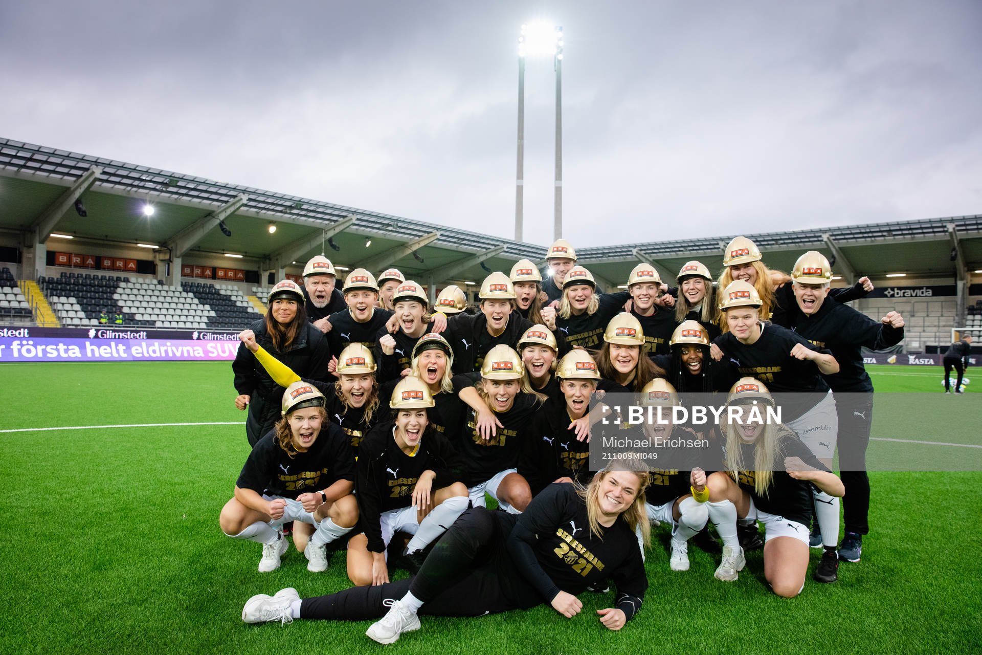 Häckens division 2 lag firar seriesegern och avancemanget till division 1 efter fotbollsmatchen i Damallsvenskan mellan Häcken och Vittsjö den 9 oktober 2021 i Göteborg.