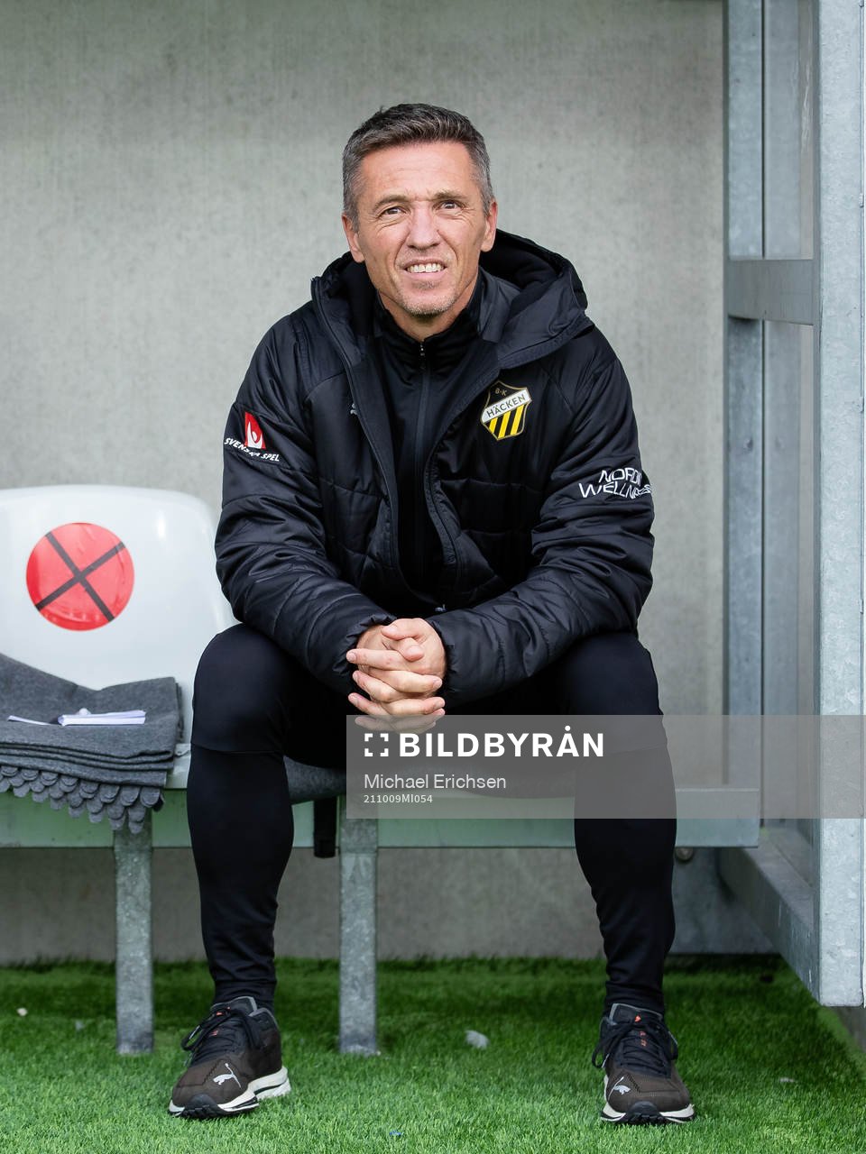 Häckens tränare Mats Gren innan fotbollsmatchen i