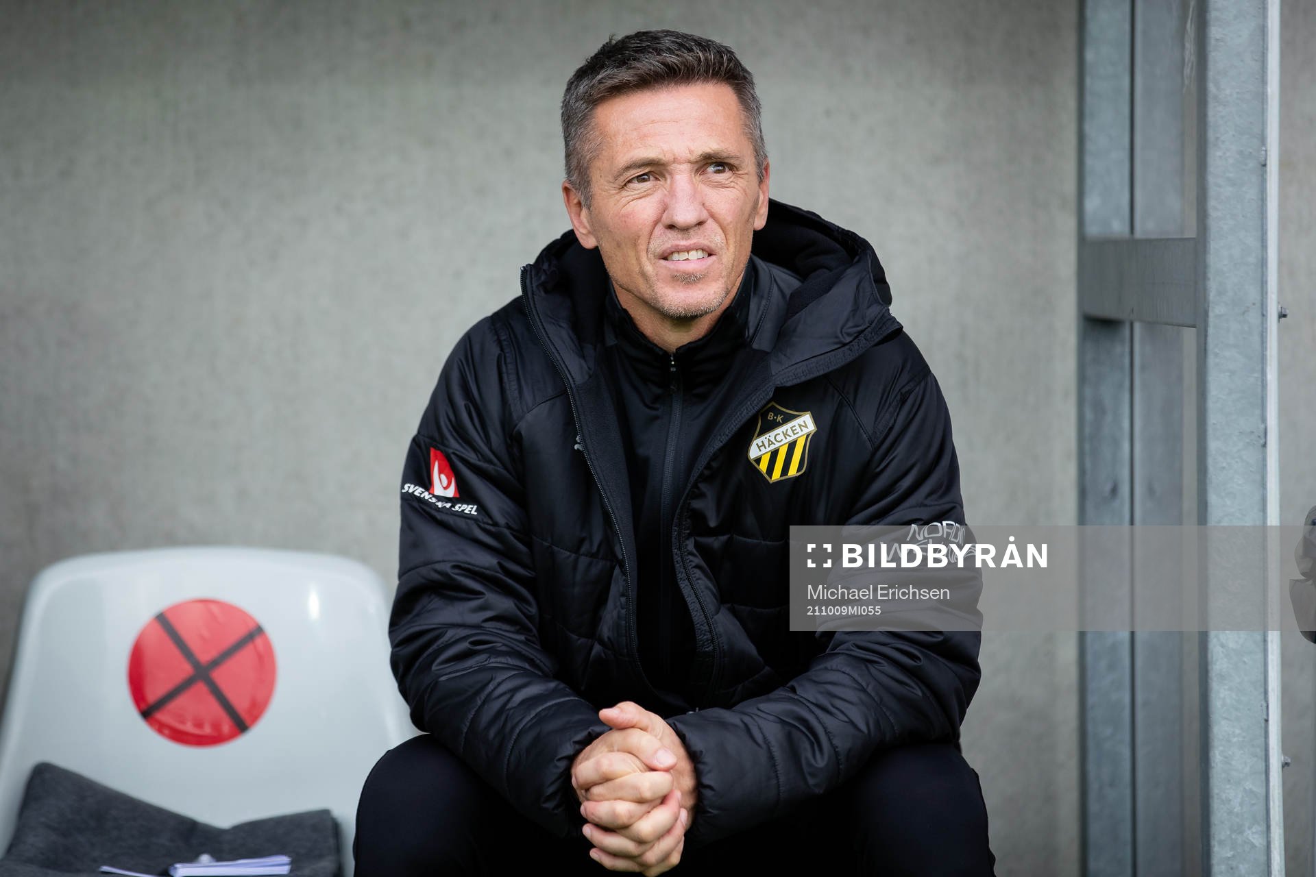 Häckens tränare Mats Gren innan fotbollsmatchen i