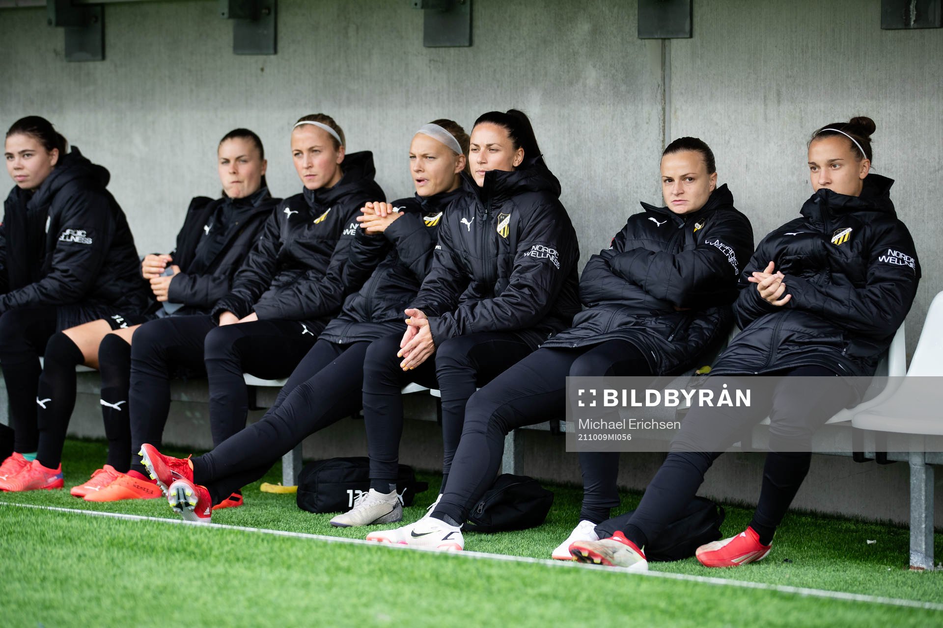 Häckens avbytare innan fotbollsmatchen i Damallsvenskan