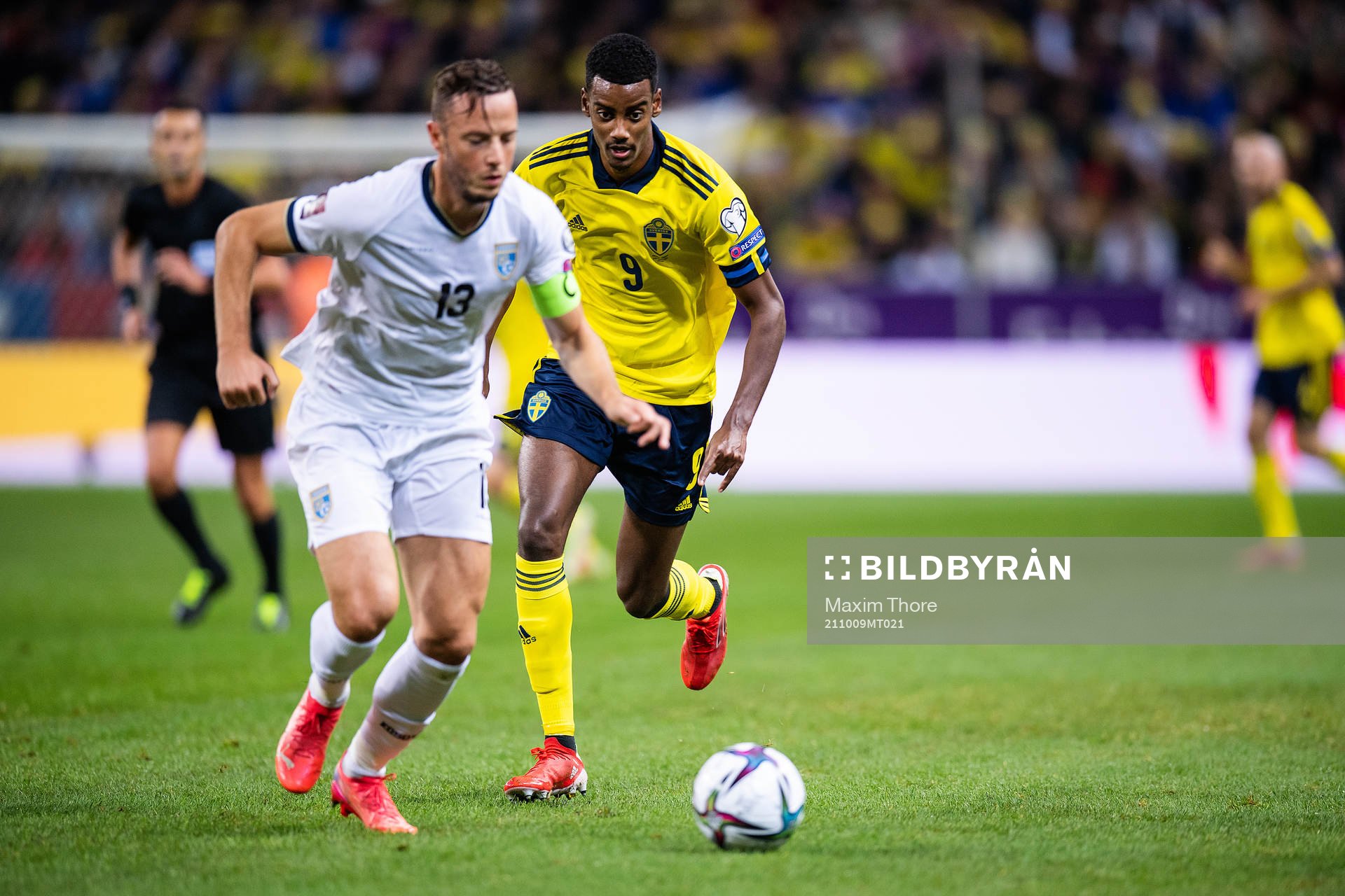 Amir Rrahmani of Kosovo and Alexander Isak of Sweden