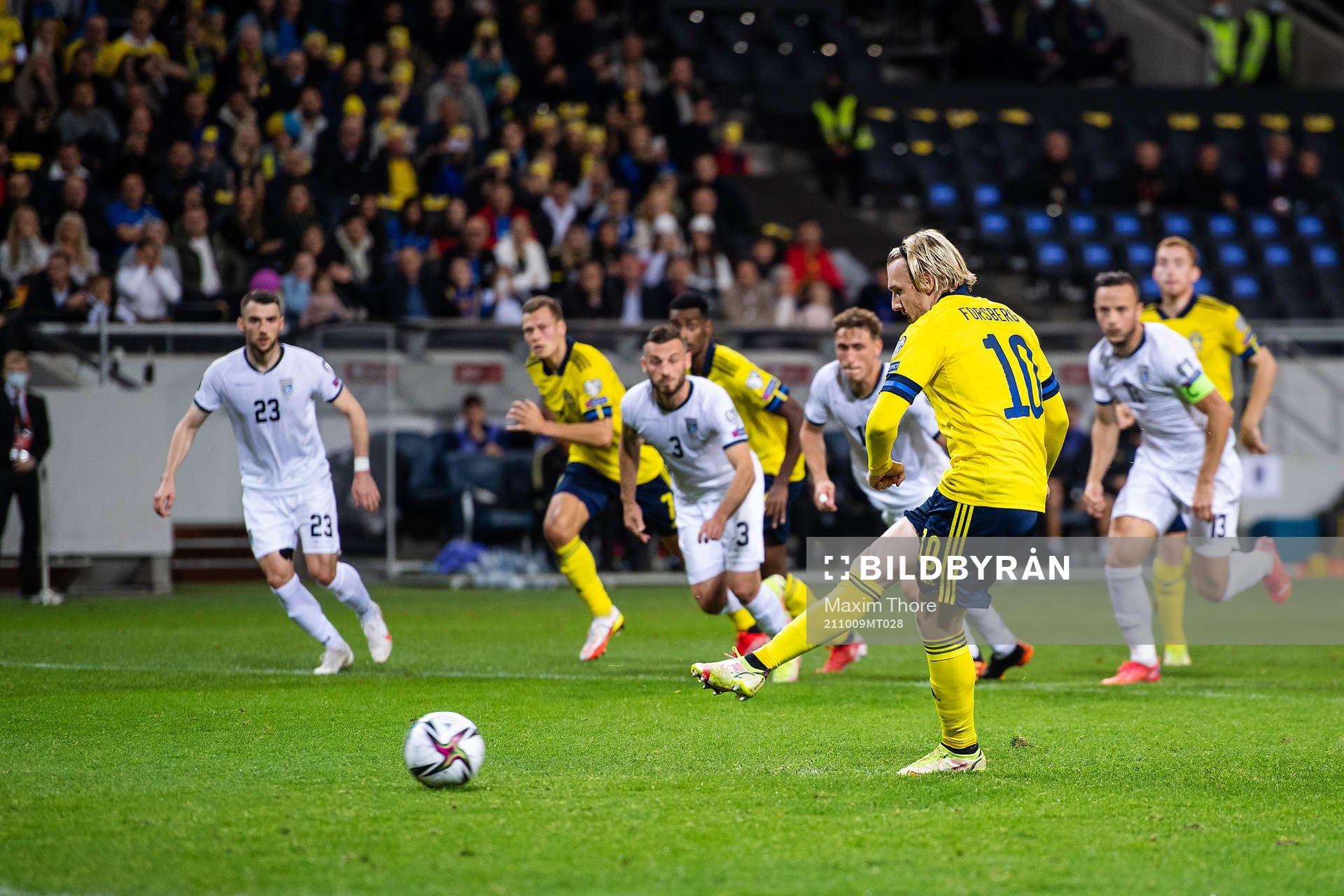 Emil Forsberg of Sweden scores 1-0