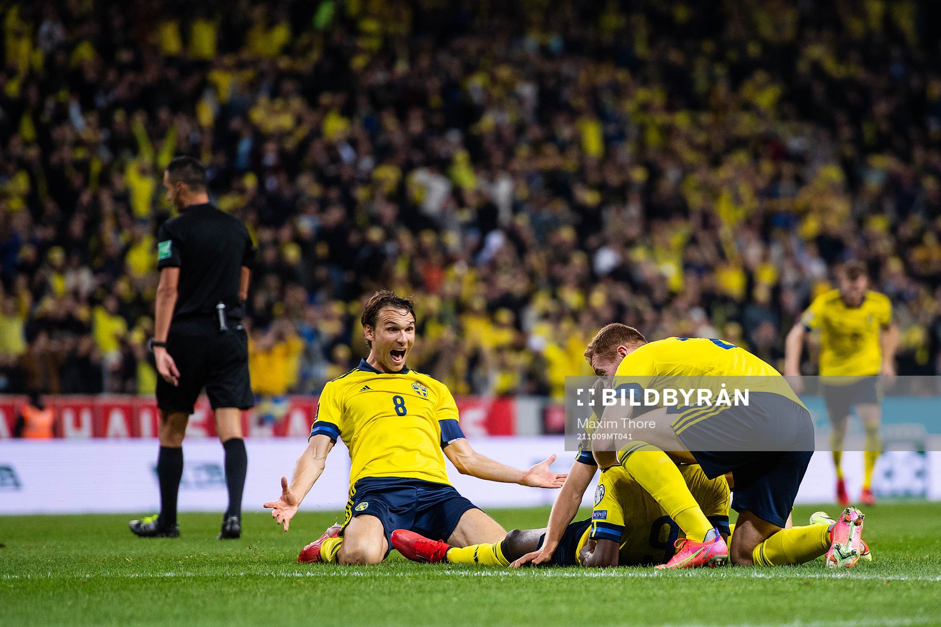 Alexander Isak and Albin Ekdal of Sweden celebrate