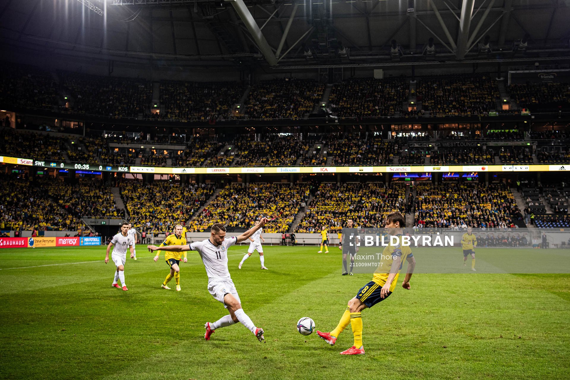 Elbasan Rashani of Kosovo and Albin Ekdal of Sweden