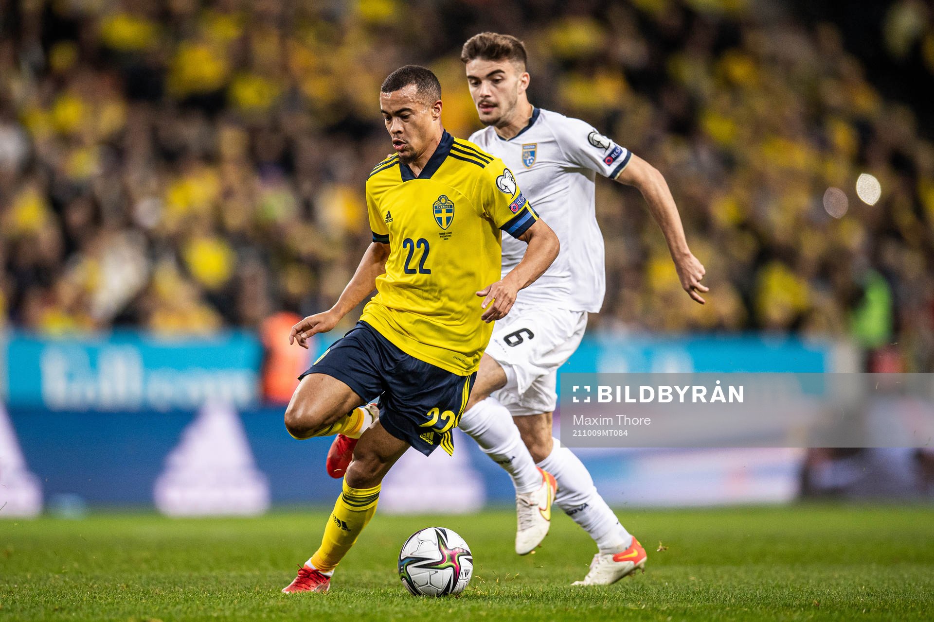 Robin Quaison of Sweden and Betim Fazliji of Kosovo