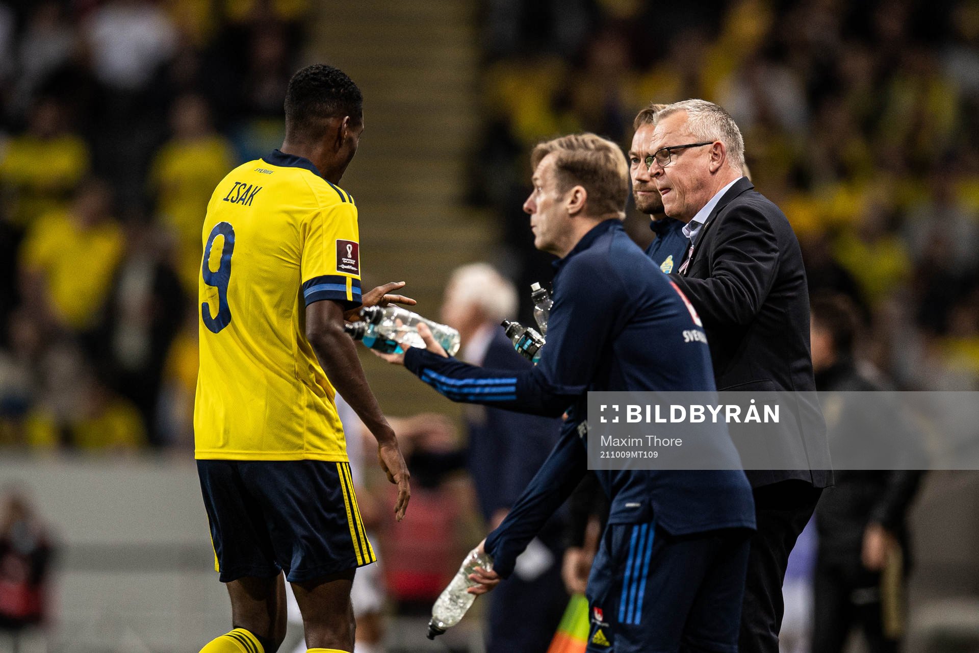 Alexander Isak and head coach Janne Andersson of Sweden
