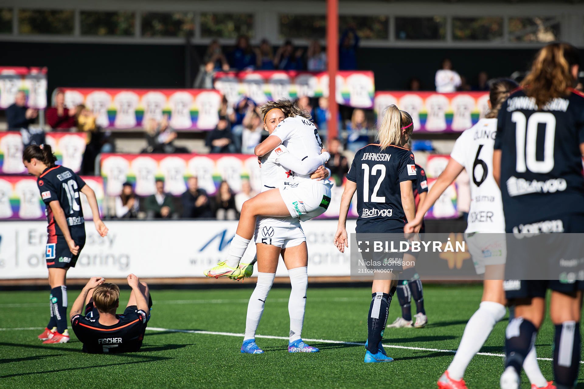 Rosengårds Sanne Troelsgaard och Loreta Kullashi jublar