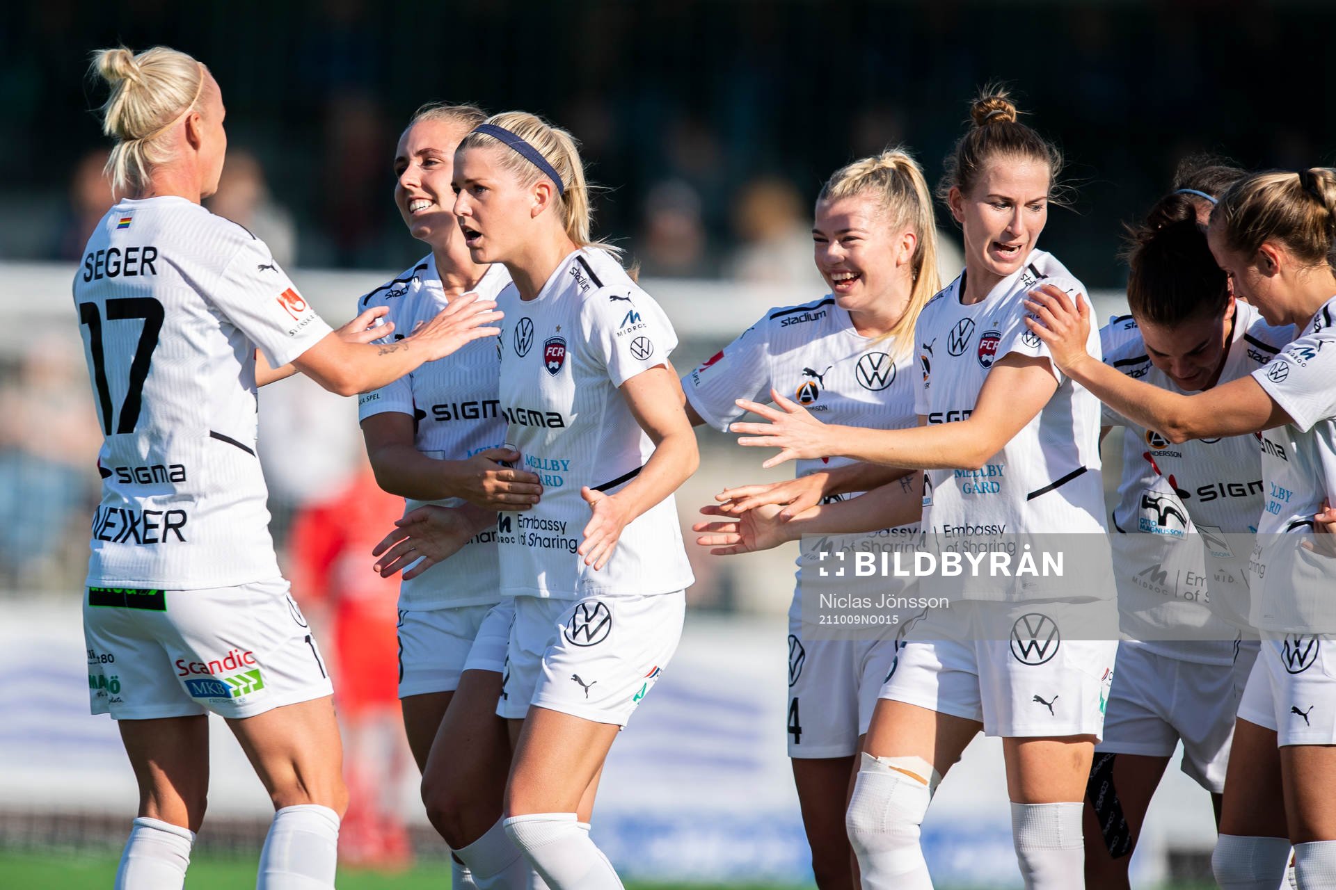 Rosengårds Olivia Schough jublar med lagkamrater 1-1