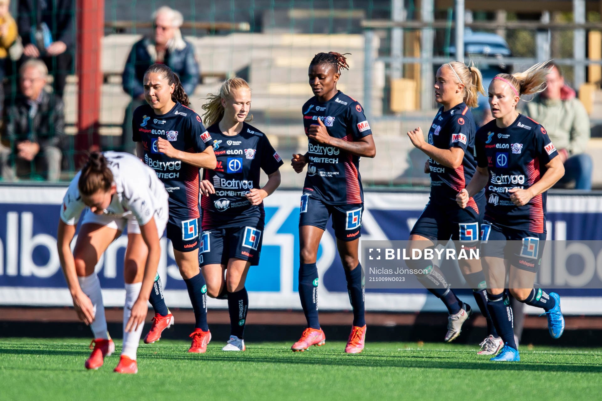 Linköpings Uchenna Grace Kanu jublar med lagkamrater