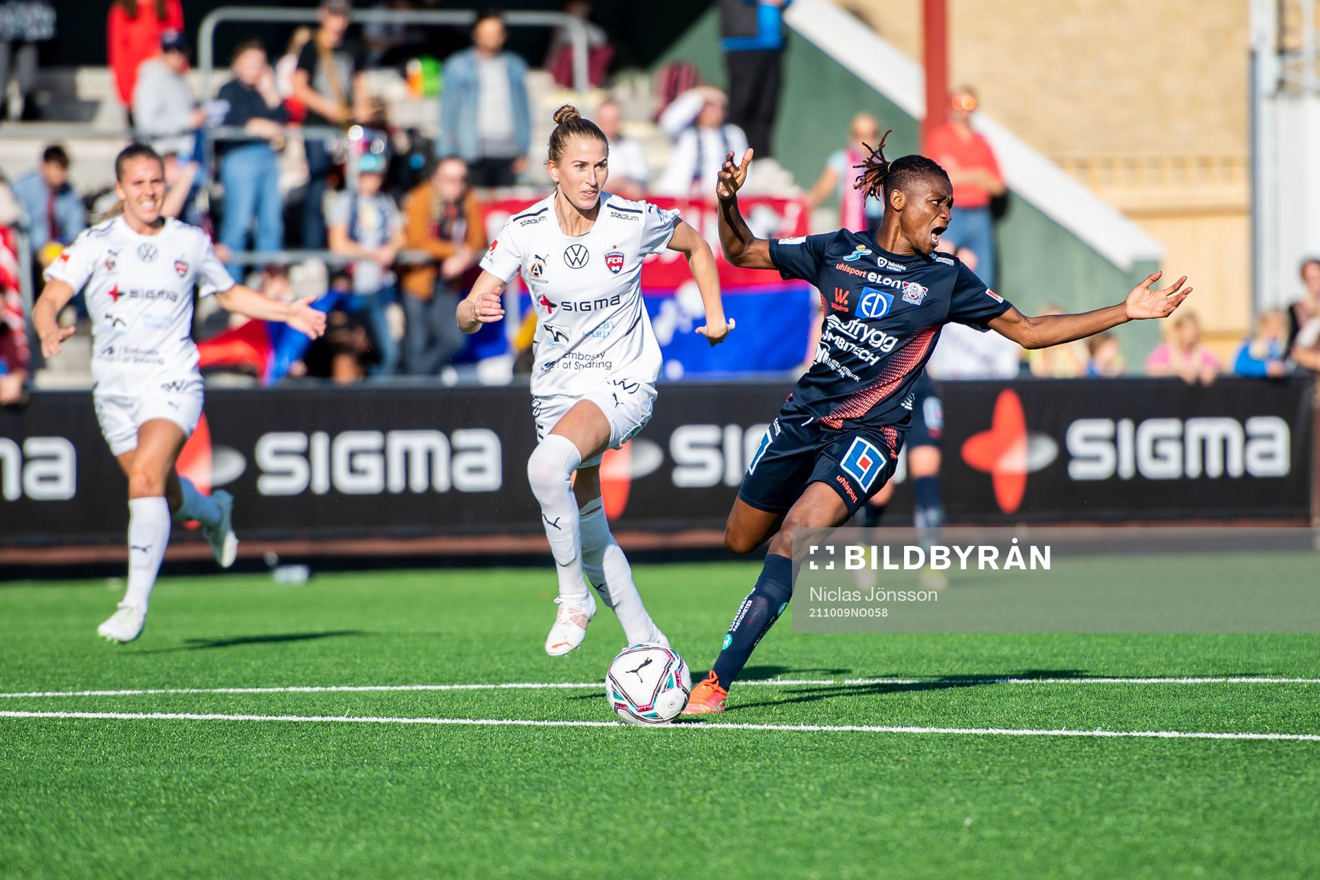Rosengårds Emma Berglund och Linköpings Uchenna Grace Kanu