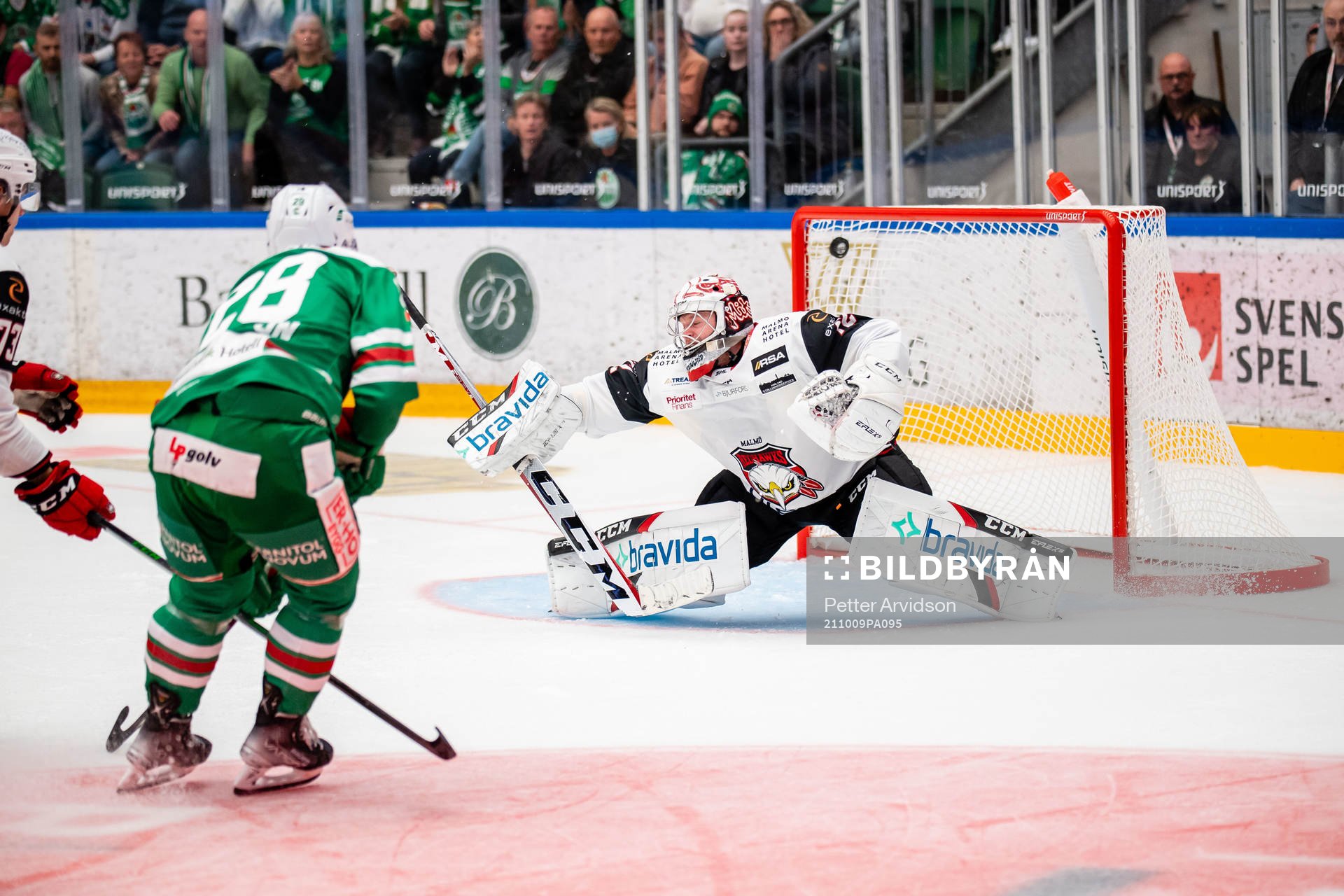 Rögles Anton Bengtsson gör 1-0 bakom Malmö Redhawks