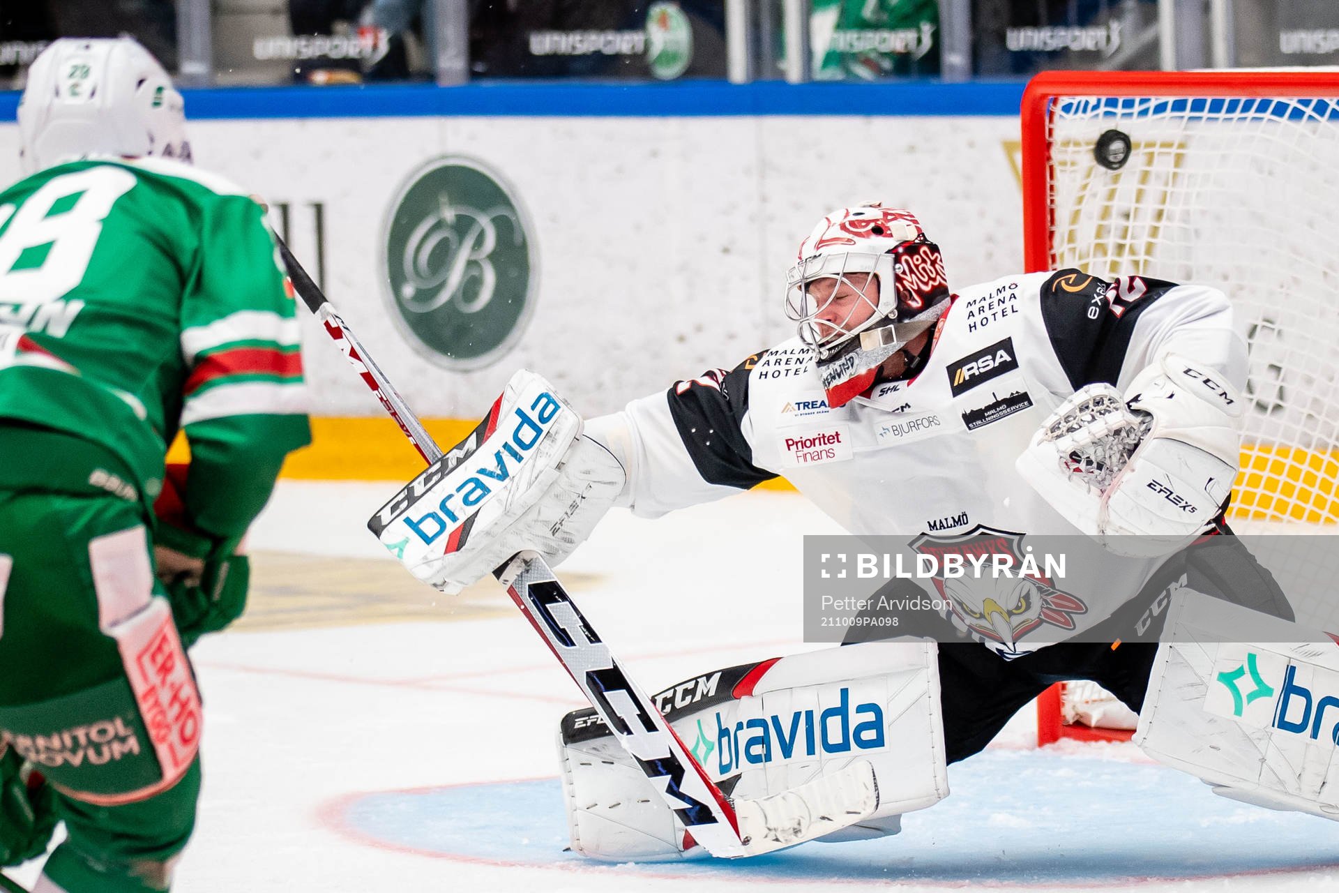 Rögles Anton Bengtsson gör 1-0 bakom Malmö Redhawks