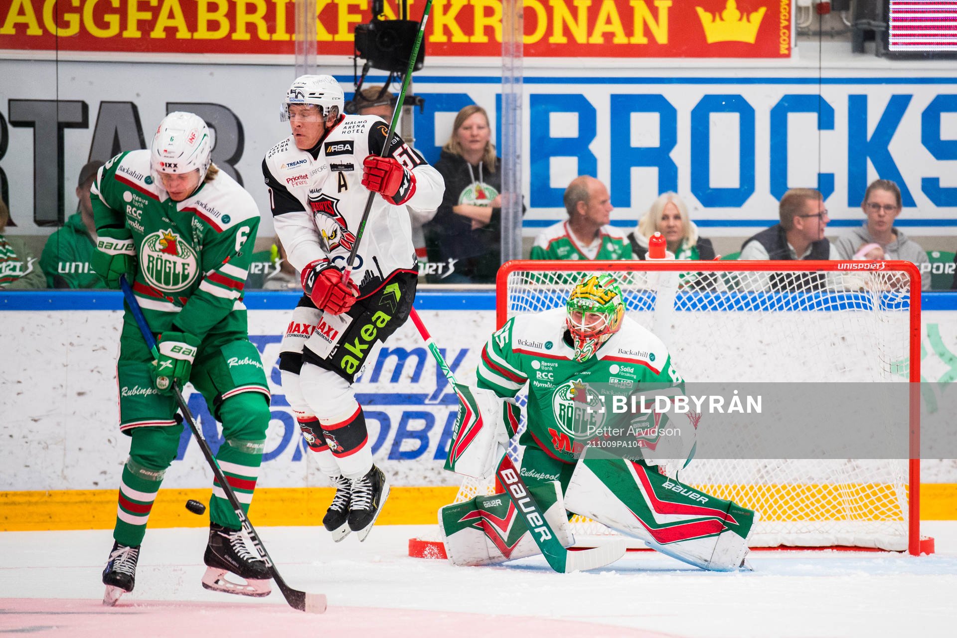 Malmö Redhawks Emil Sylvegård oroar framför Rögles Tony