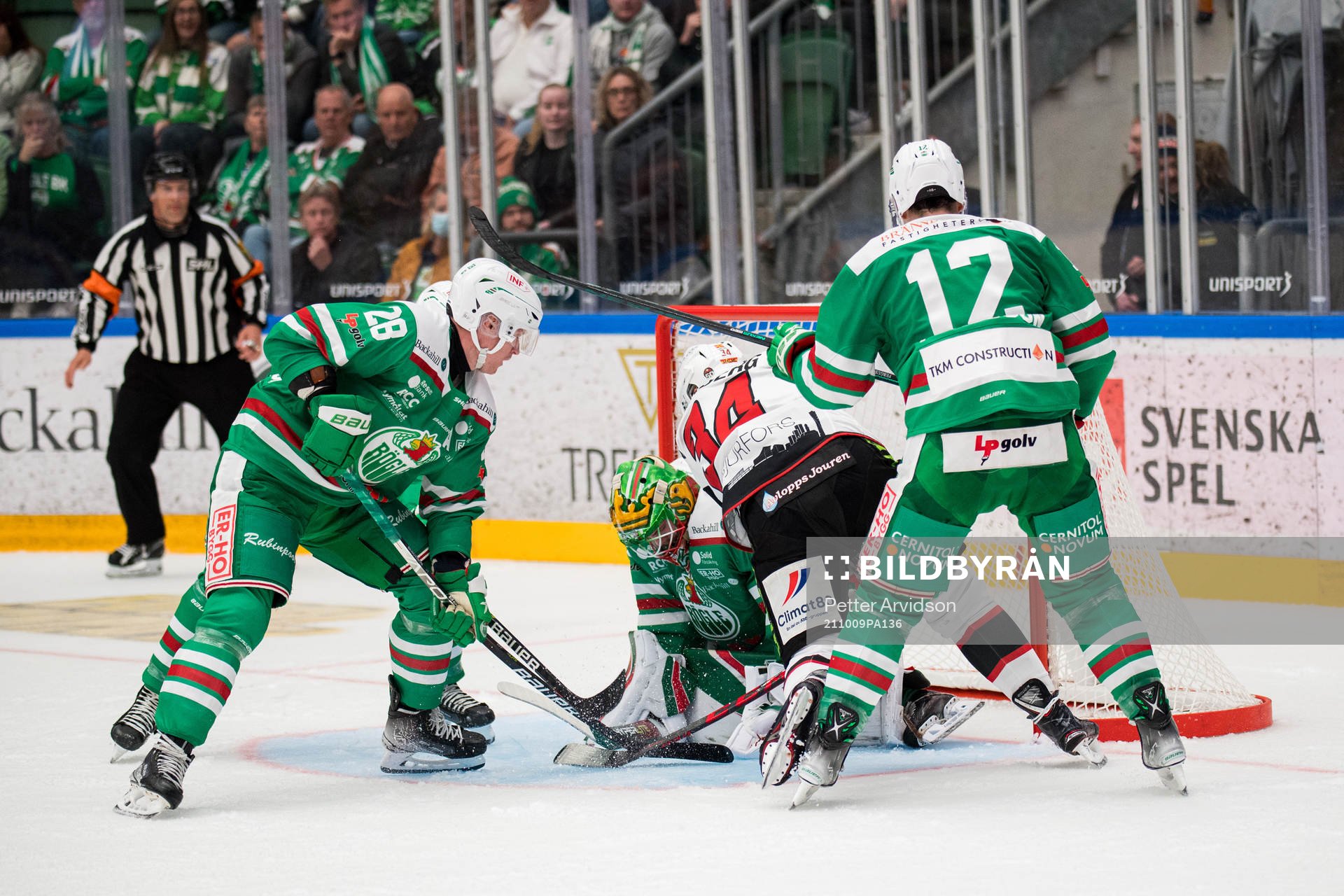 Malmö Redhawks Carl Söderberg oroar mot Rögles Anton