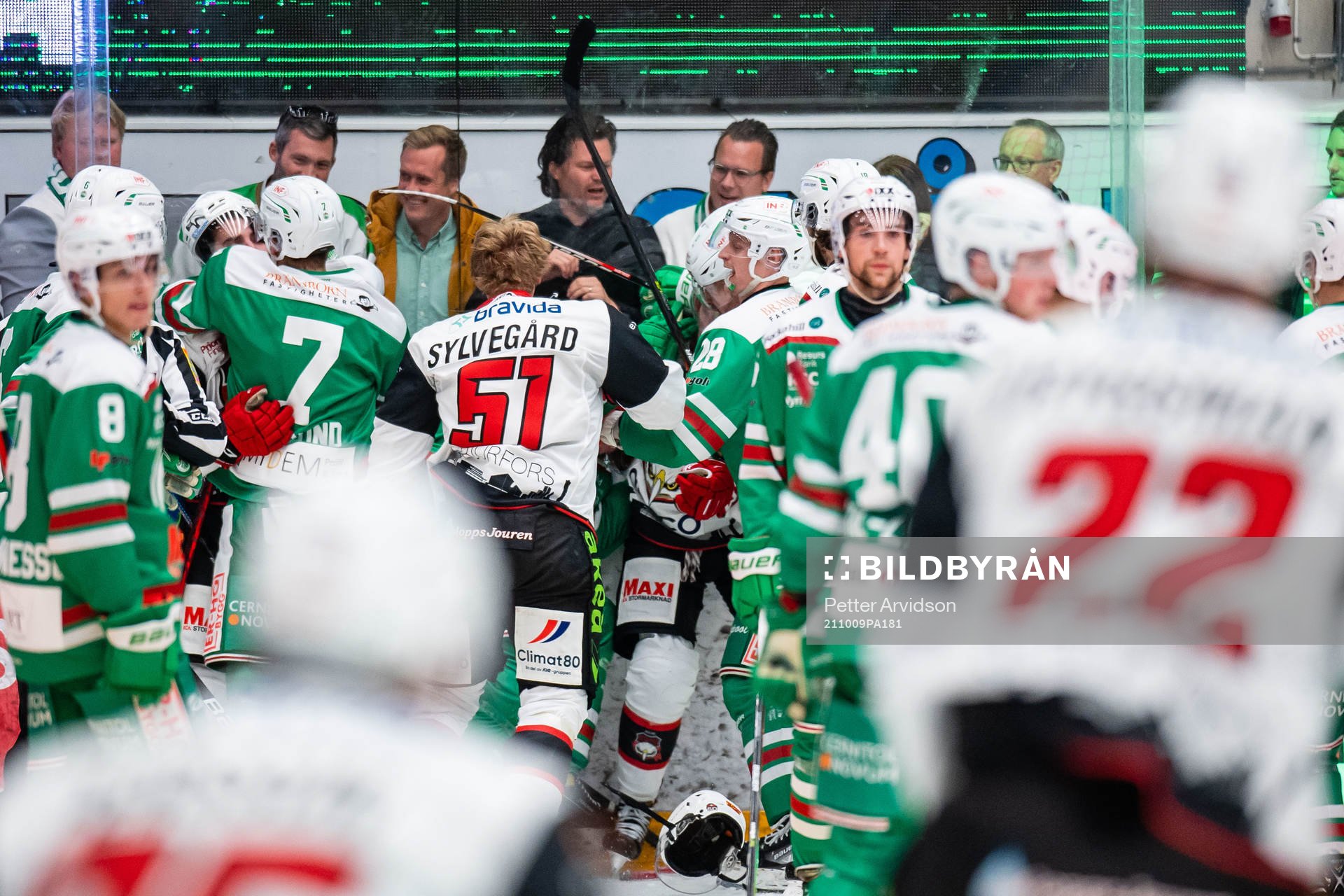 Malmö Redhawks Emil Sylvegård i bråk med Rögles spelare