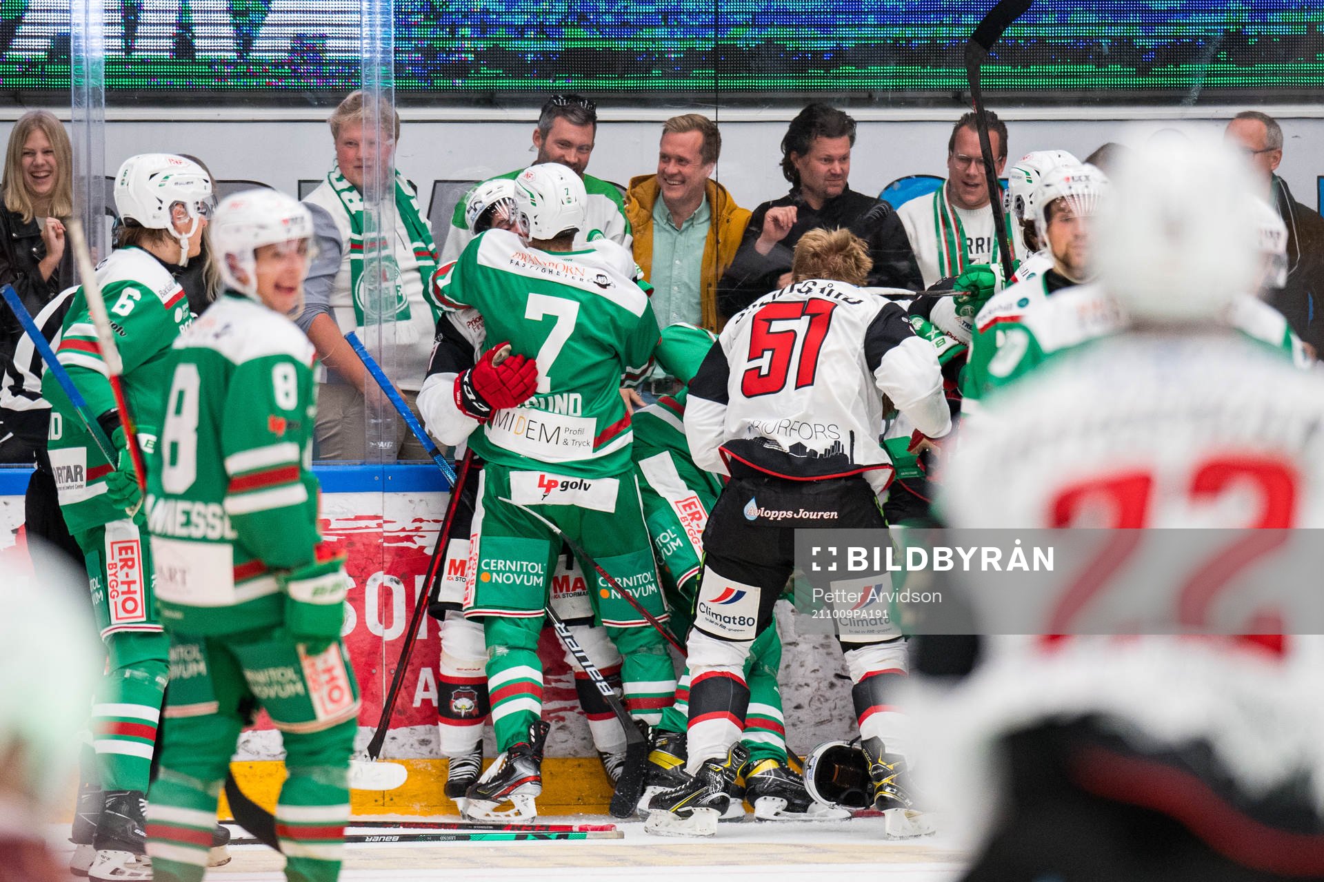 Malmö Redhawks Emil Sylvegård och Rögles Erlend Lesund i