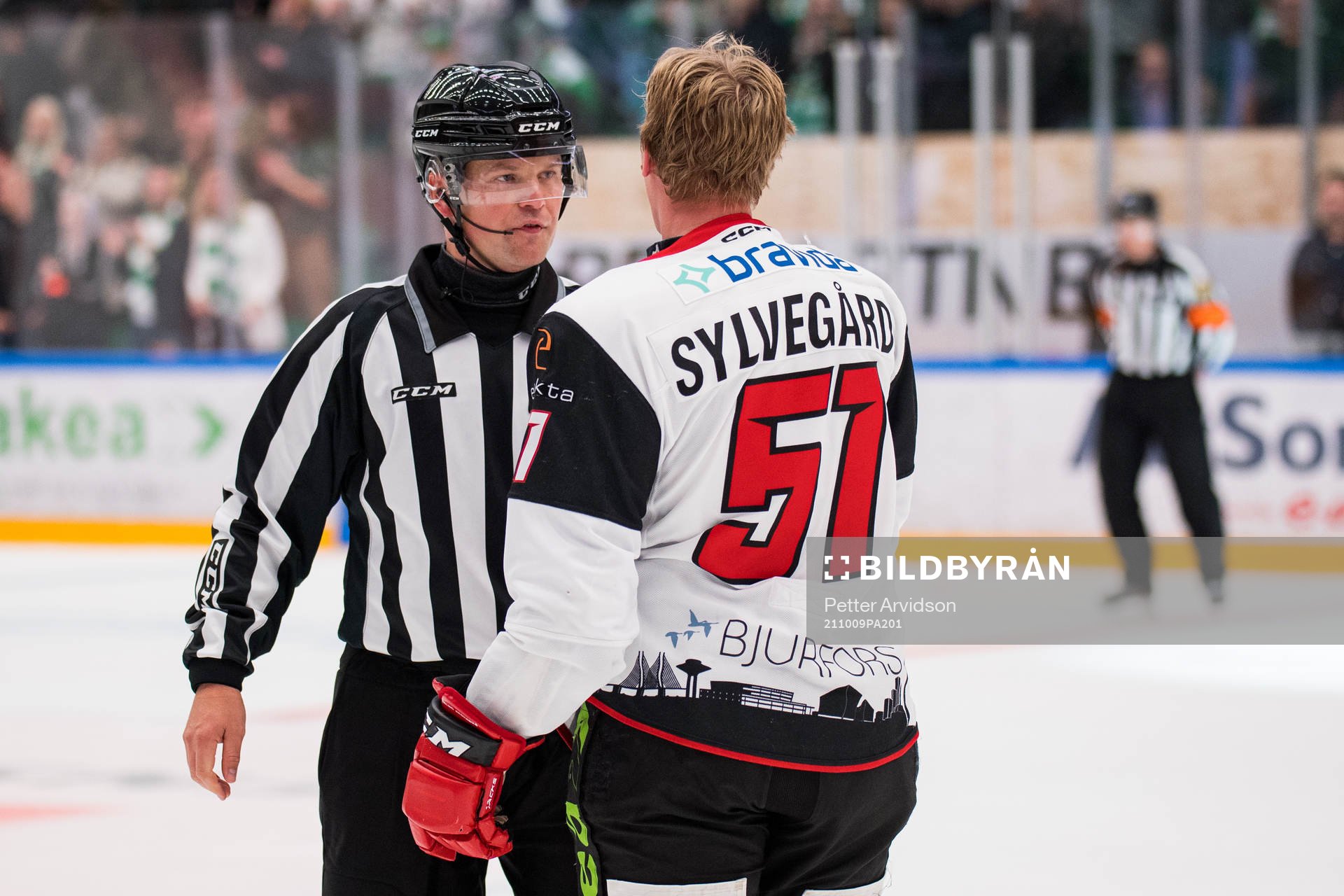 Domare Ludvig Lundgren trycker bort Malmö Redhawks Emil