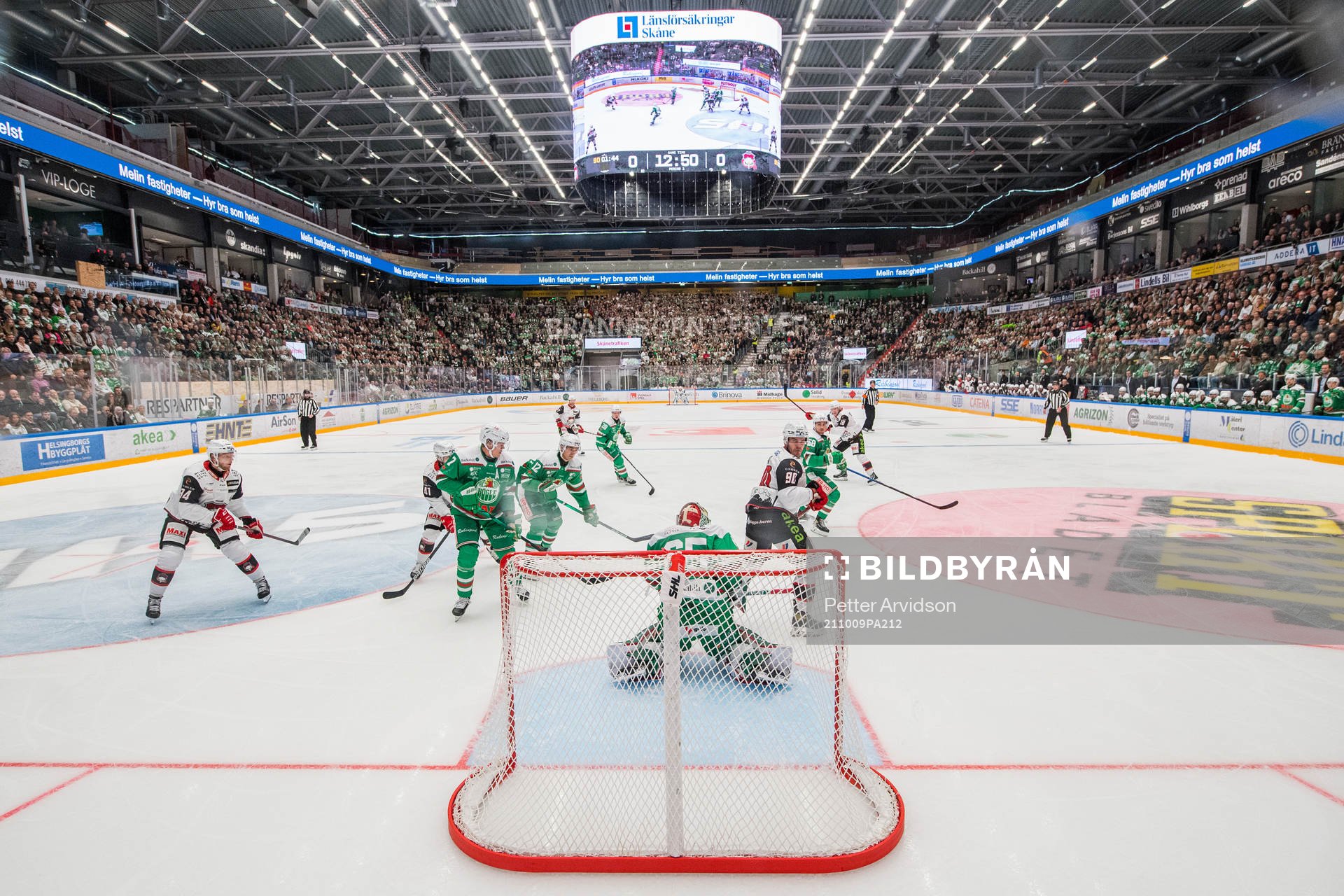 Malmö Redhawks Marcus Sylvegård skjuter mot Rögles