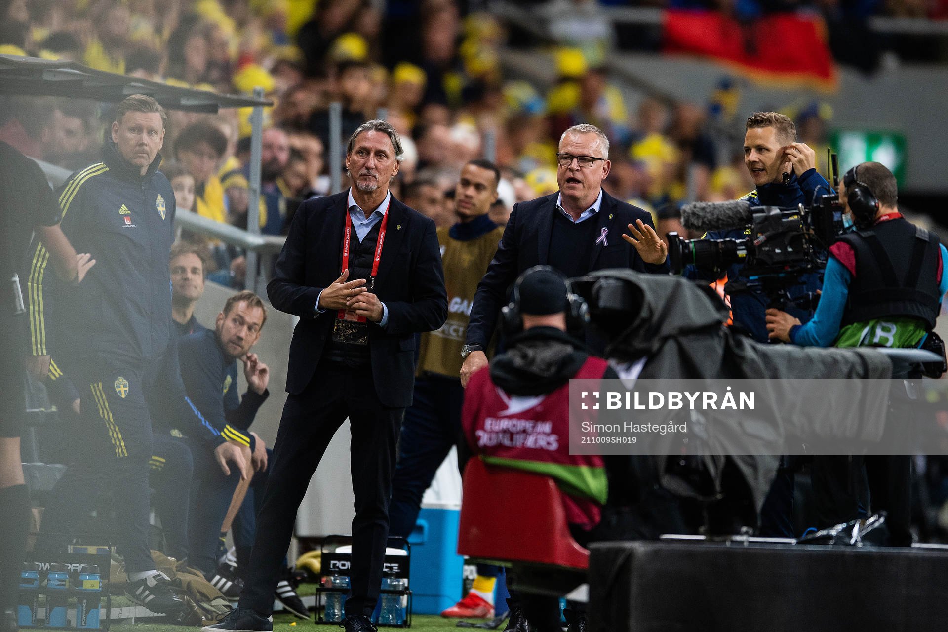 head coach Janne Andersson of Sweden waits for the VAR