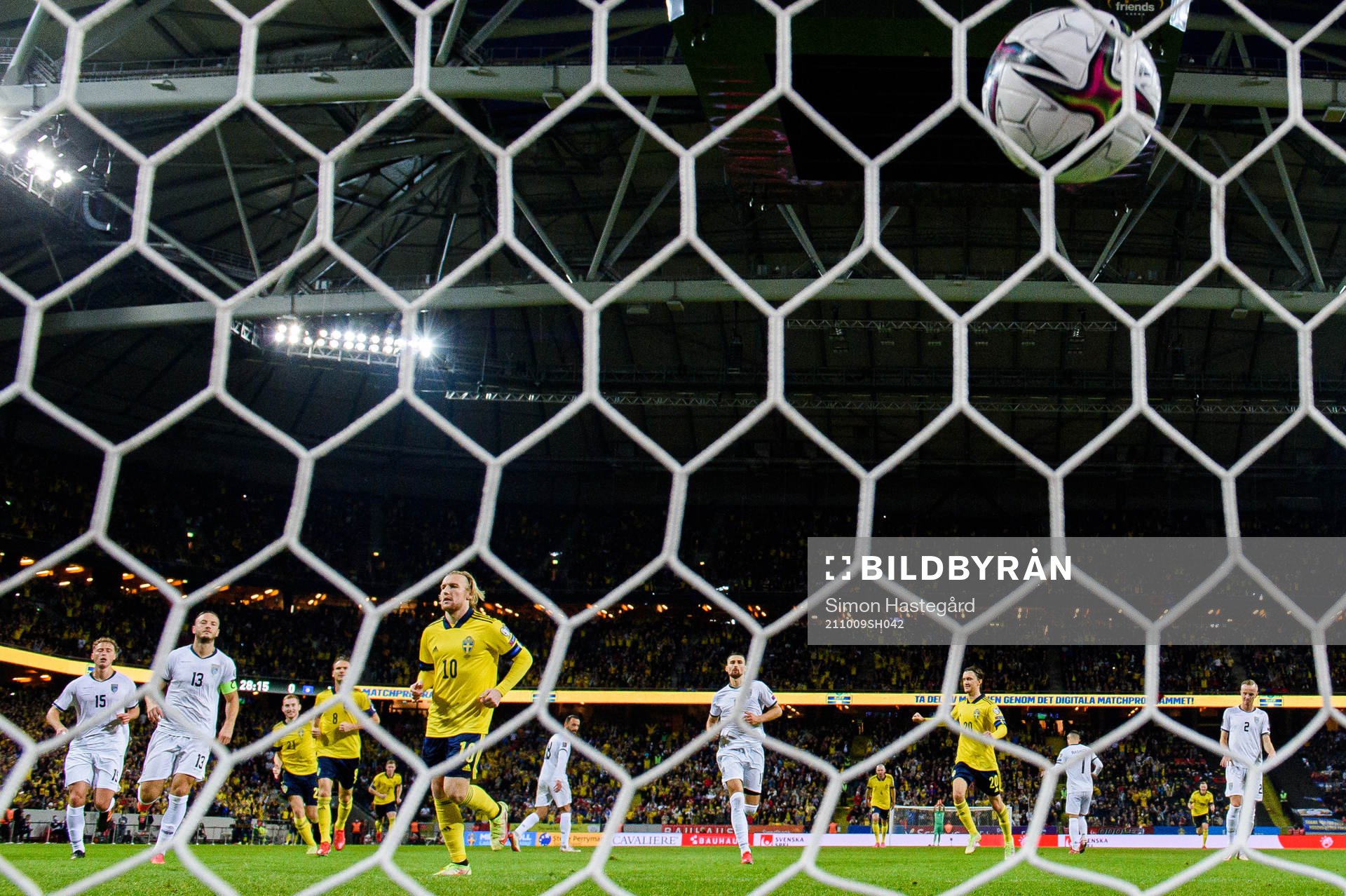 Emil Forsberg of Sweden scores the 1-0 goal