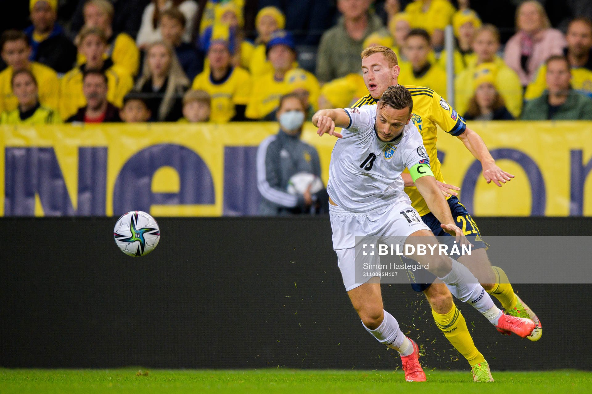 Amir Rrahmani of Kosovo and Dejan Kulusevski of Sweden
