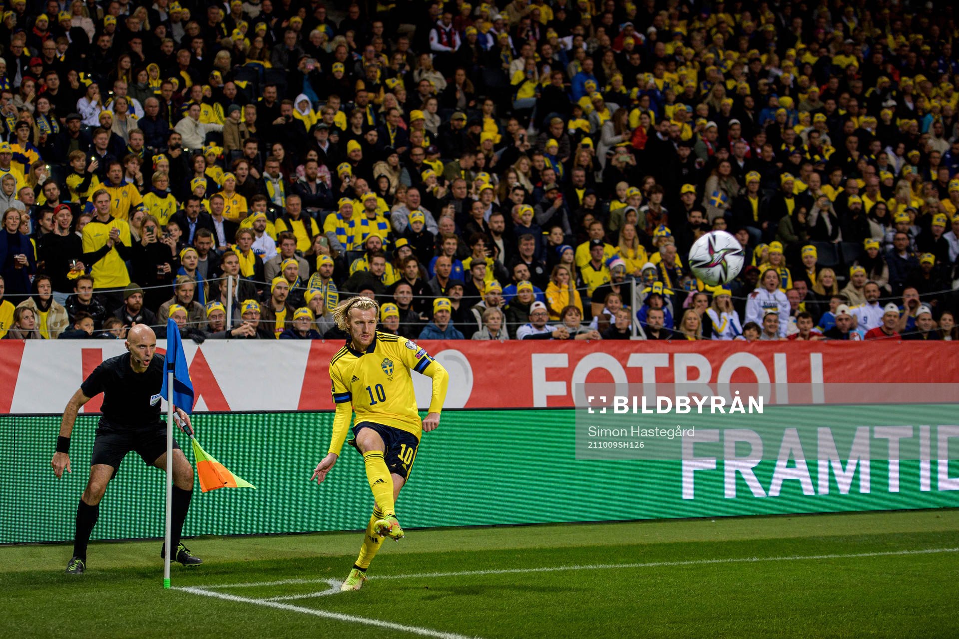Emil Forsberg of Sweden with a corner kick
