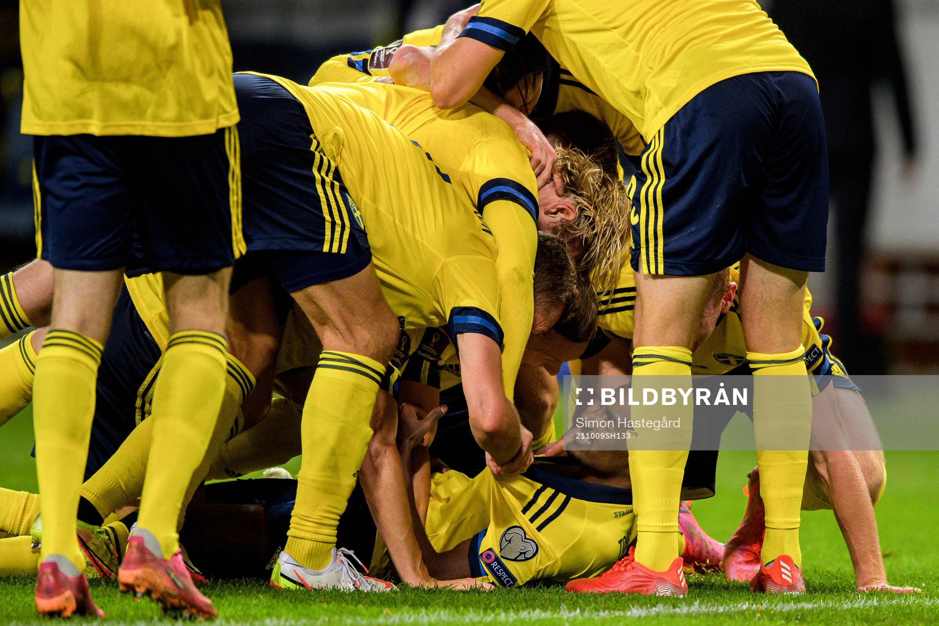 Alexander Isak of Sweden celebrates with teammates