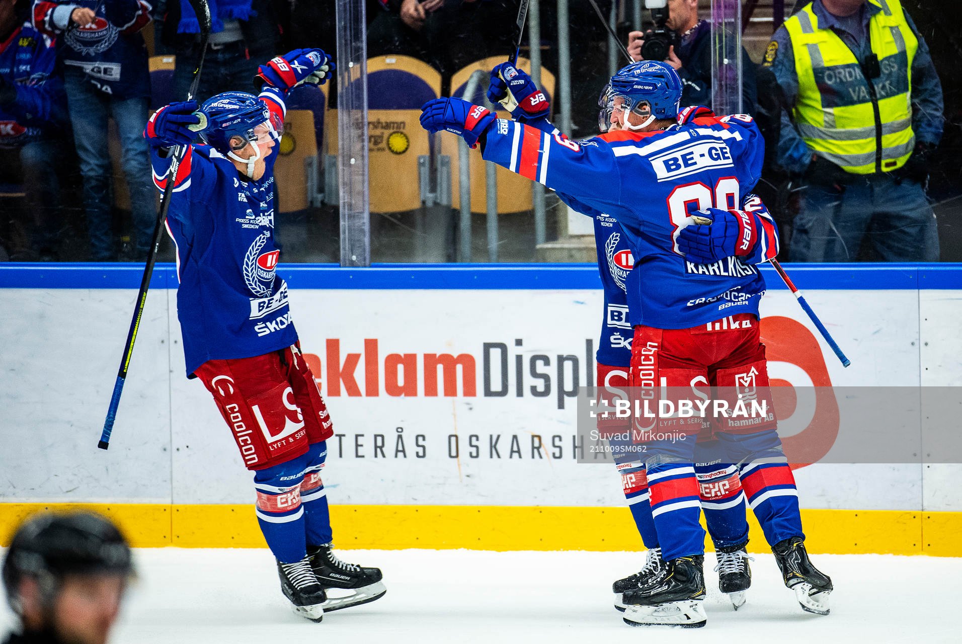 Oskarshamns Patrik Karlkvist jublar med lagkamrater
