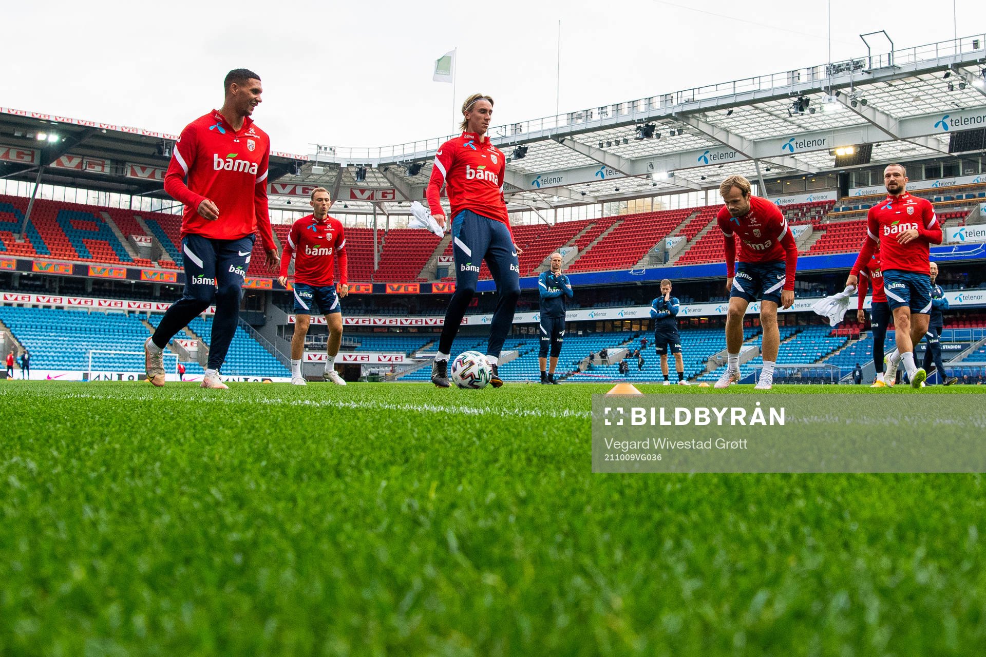 Ruben Gabrielsen, Dennis Johnsen and players of the