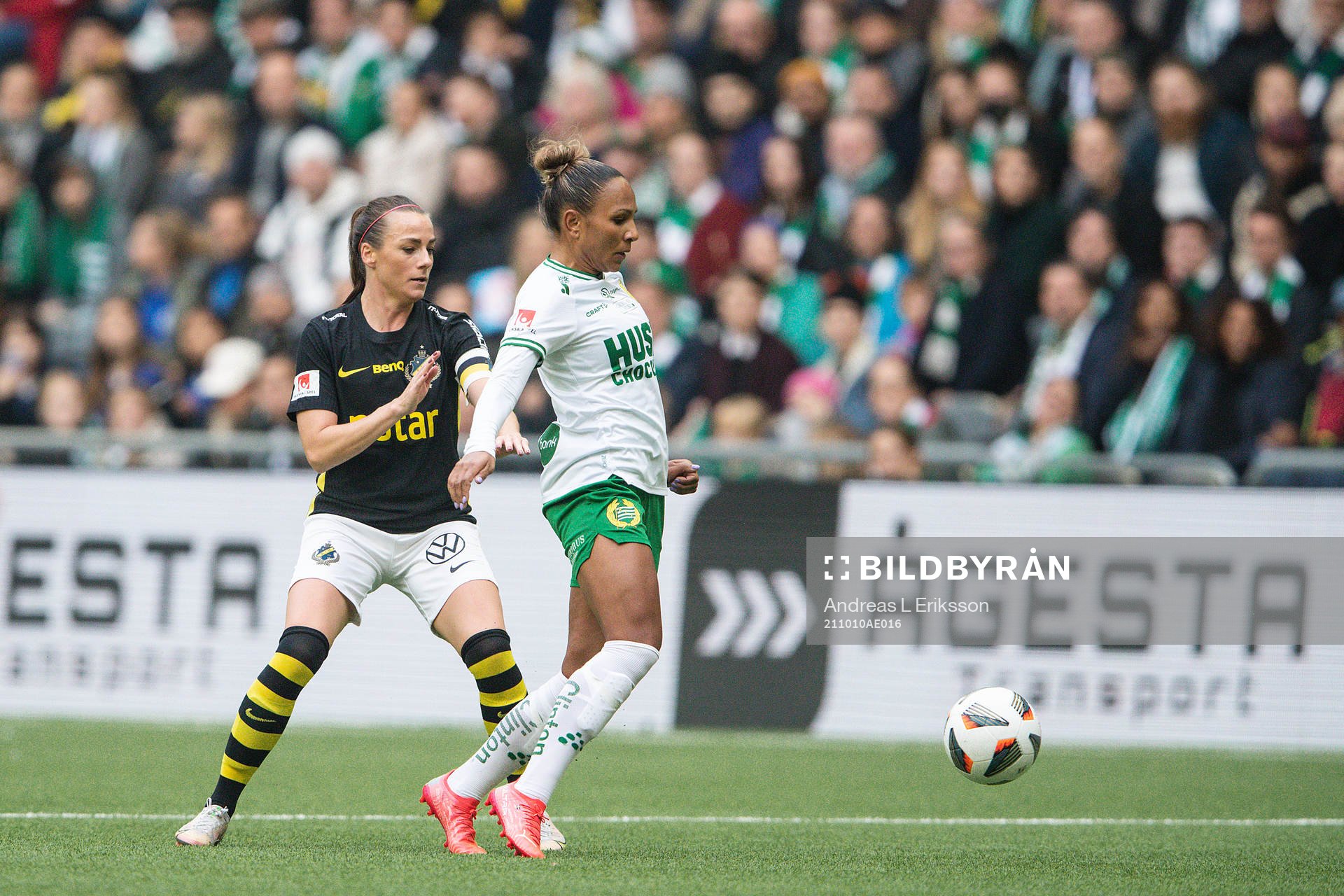 s Hallbera Gisladottir och Hammarbys Madelen Janogy