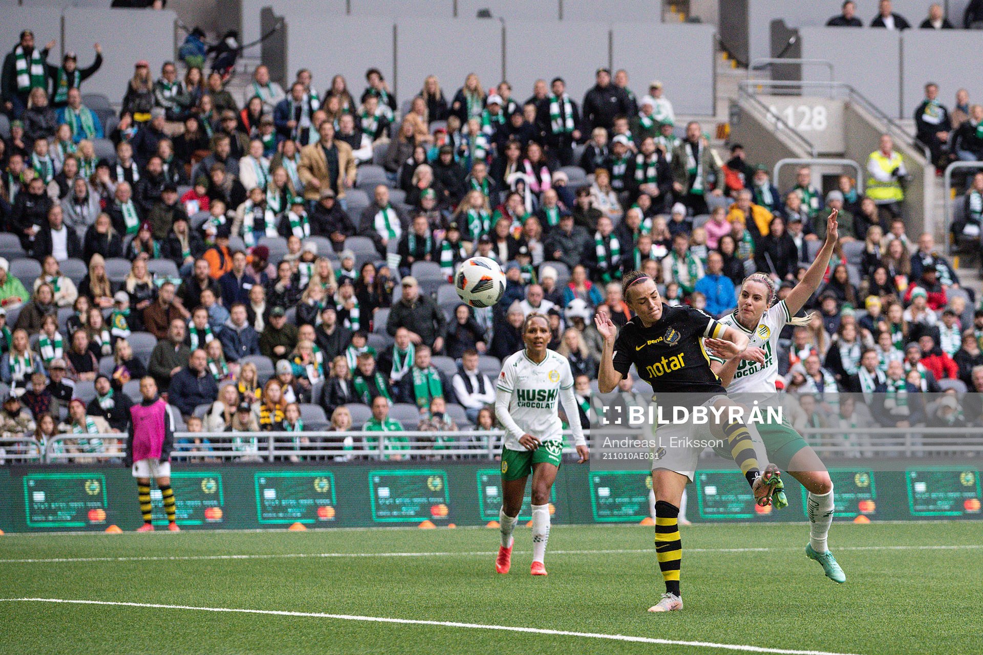 Hammarbys Berglind Björg Thorvaldsdóttir gör 3-1 bakom AIK:s Hallbera Gisladottir under fotbollsmatchen i Damallsvenskan mellan Hammarby och AIK den 10 oktober 2021 i Stockholm. 