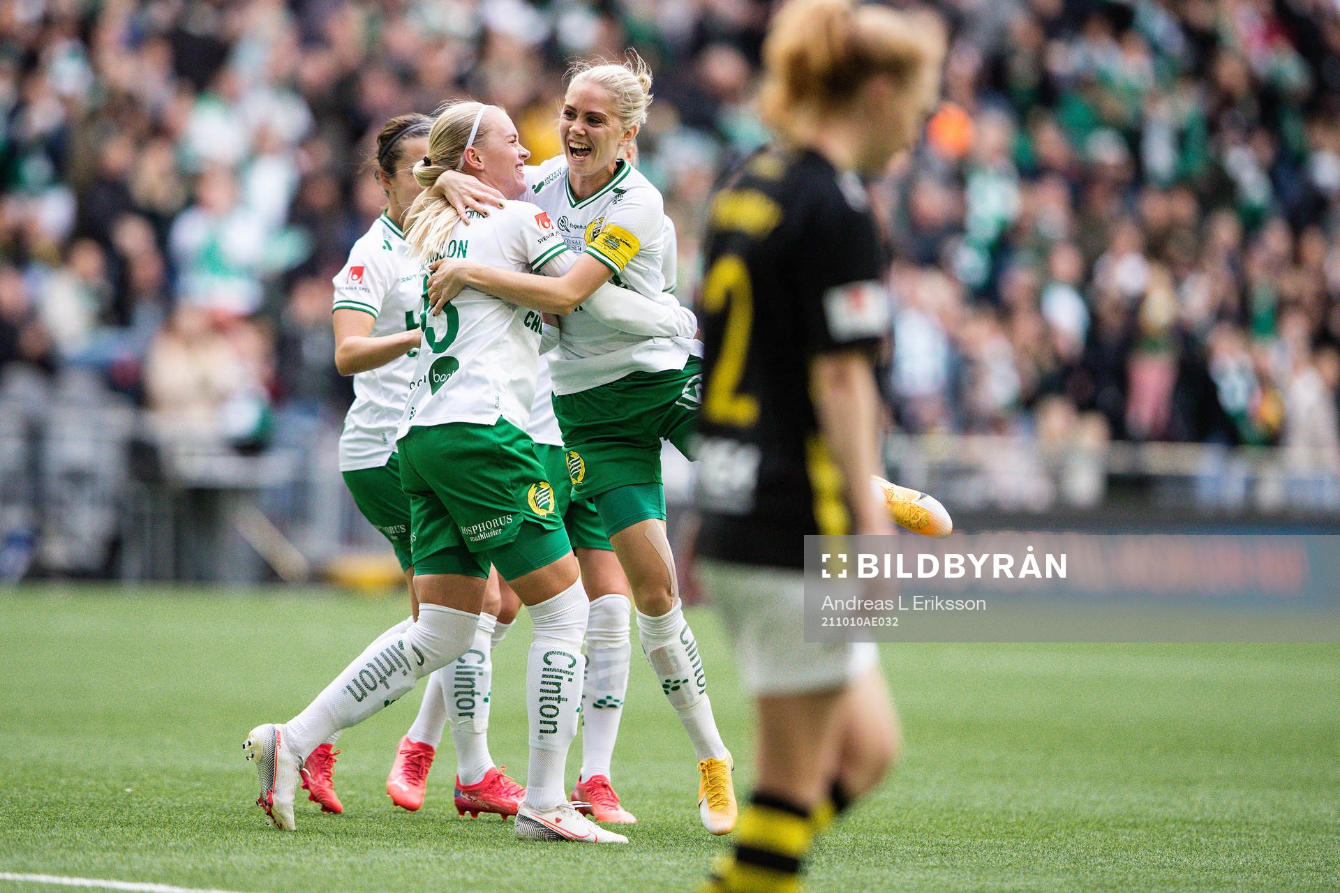 Hammarbys Alice Carlsson och Elsa Karlsson jublar