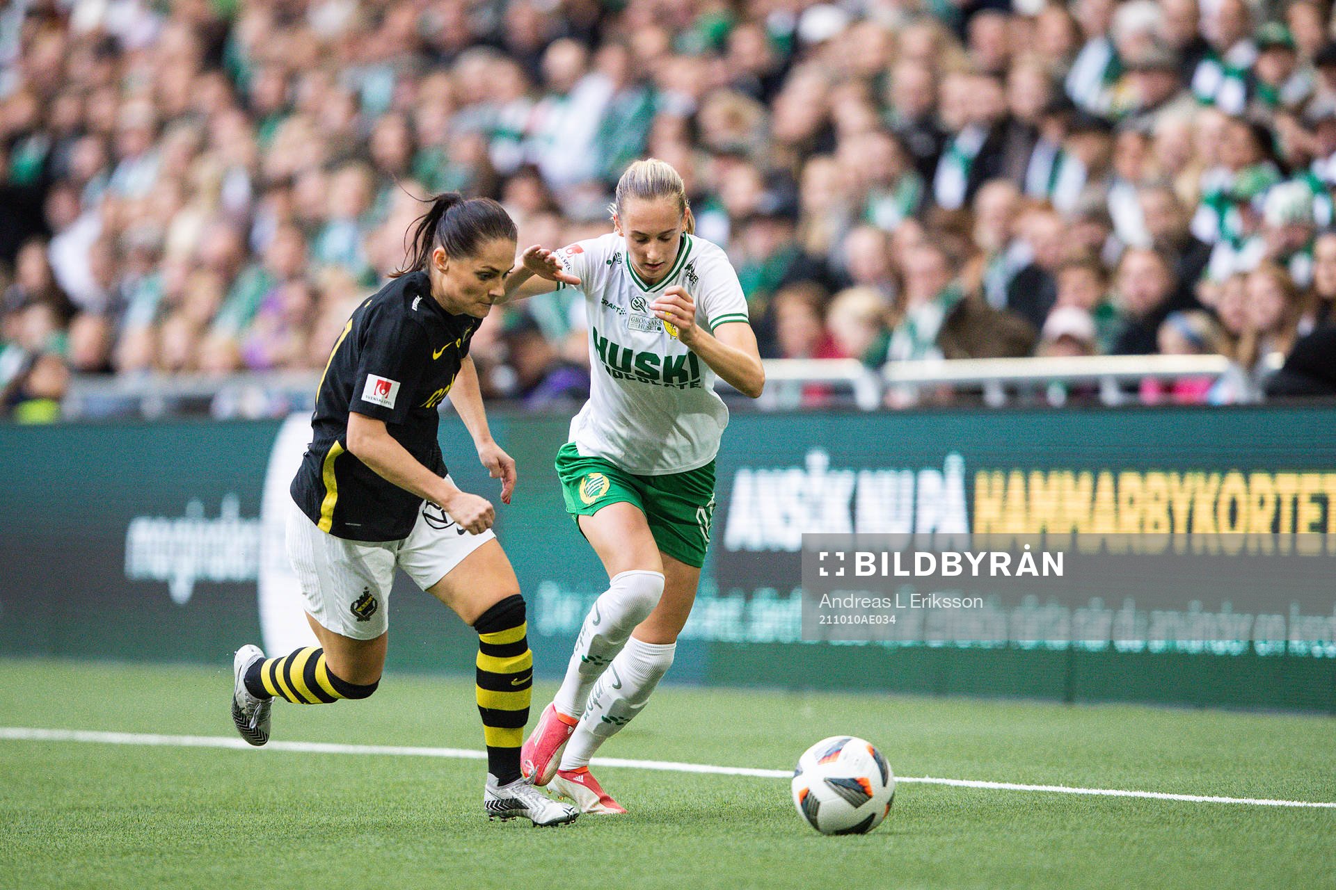 AIK:s Linda Hallin och Hammarbys Ellen Wangerheim under fotbollsmatchen i Damallsvenskan mellan Hammarby och AIK den 10 oktober 2021 i Stockholm.
