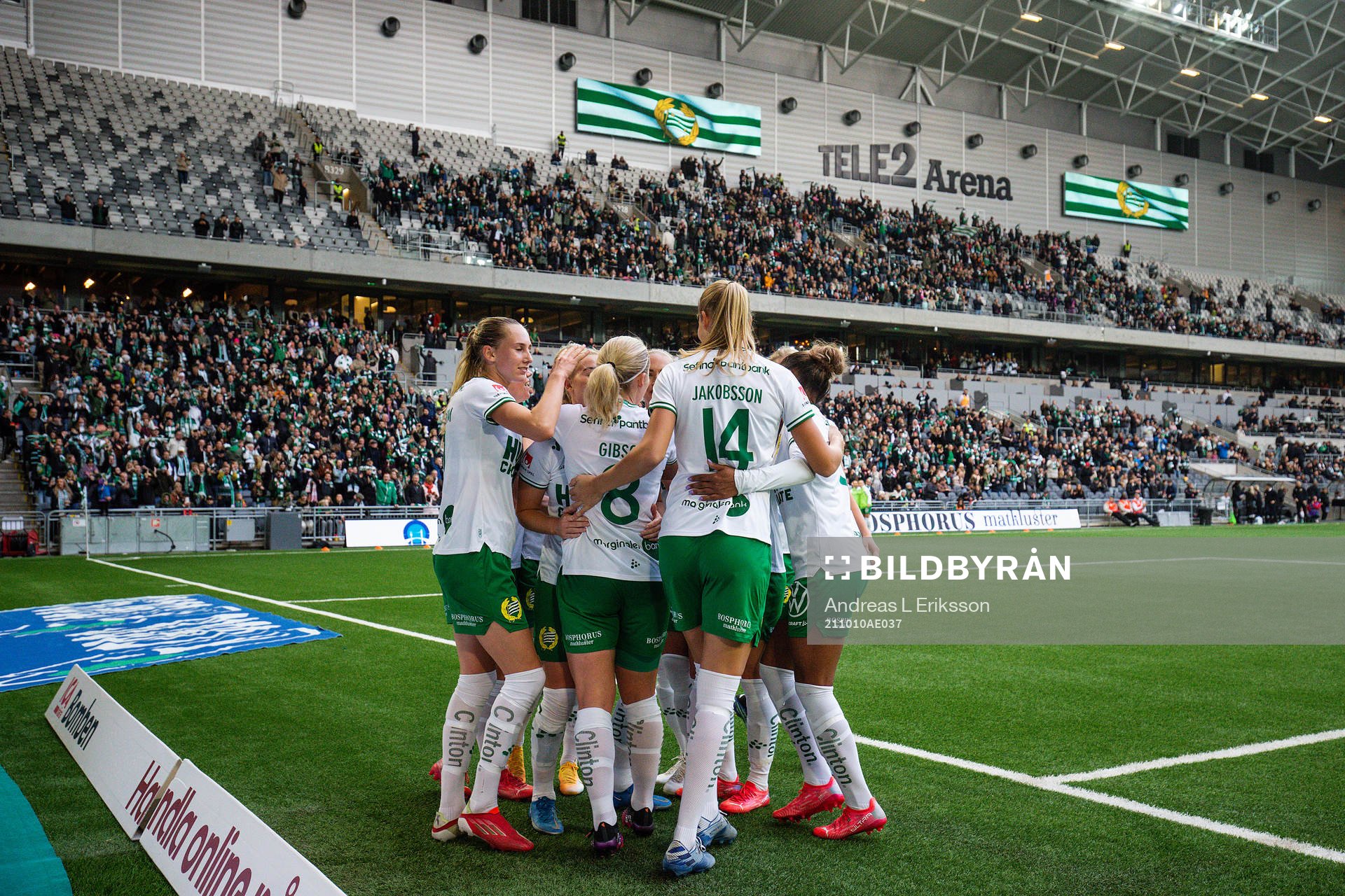 Hammarbys Emma Jansson jublar efter 4-1 under fotbollsmatchen i Damallsvenskan mellan Hammarby och AIK den 10 oktober 2021 i Stockholm.