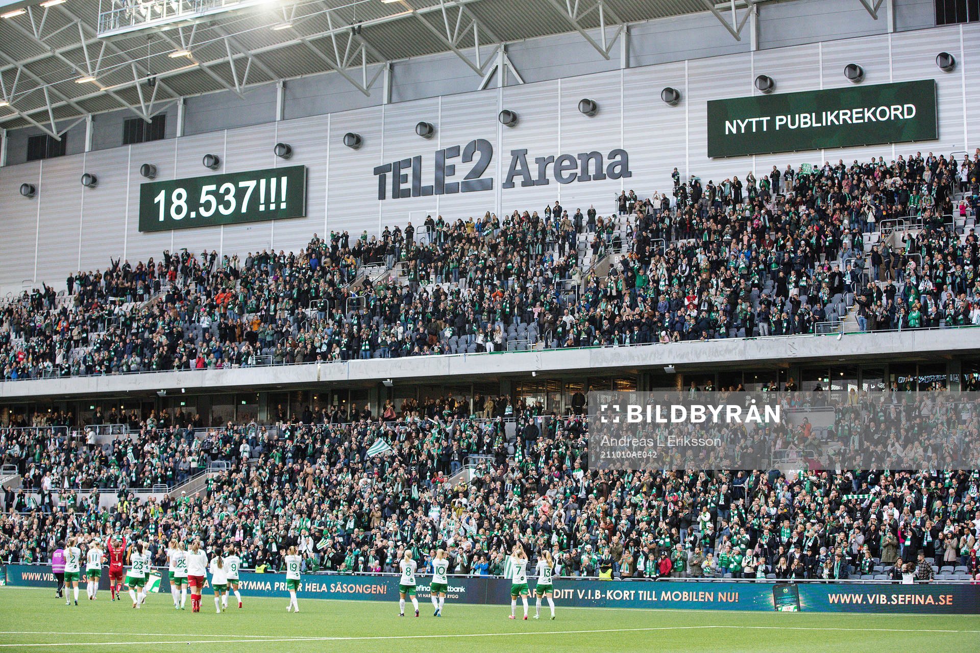 Hammarbys spelare tackar 18537 i publiken, som är nytt
