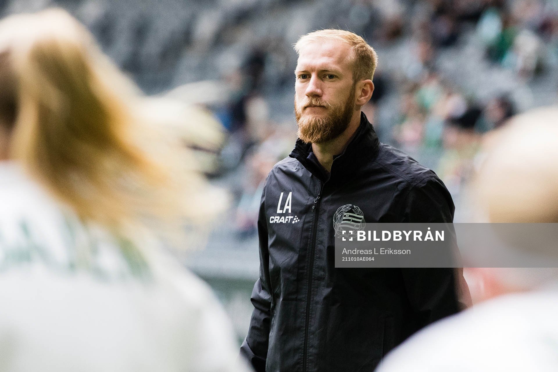 Hammarbys assisterande tränare Ludvig Axelsson under uppvärmningen inför fotbollsmatchen i Damallsvenskan mellan Hammarby och AIK den 10 oktober 2021 i Stockholm.