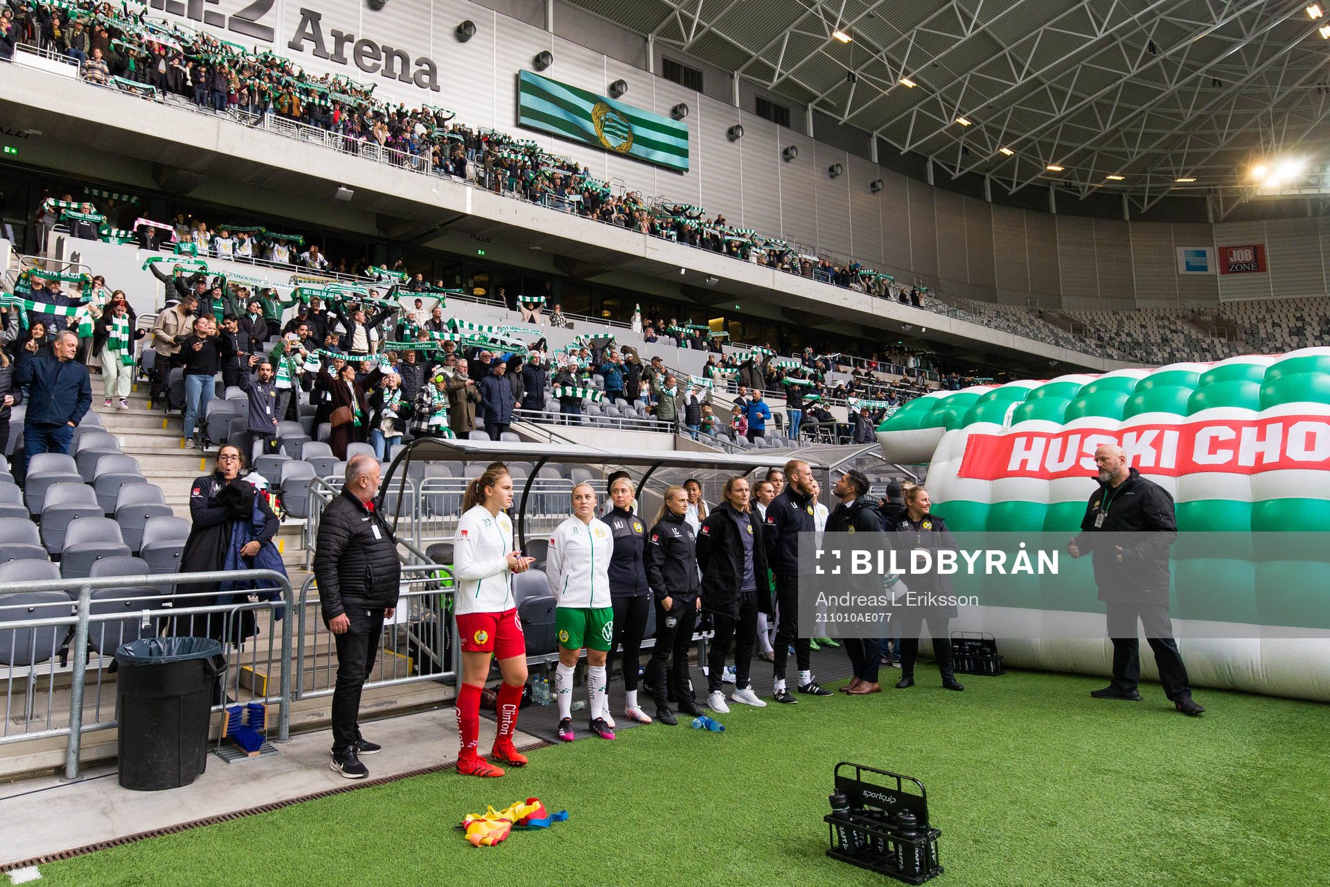 Hammarbys spelarbänk innan fotbollsmatchen i