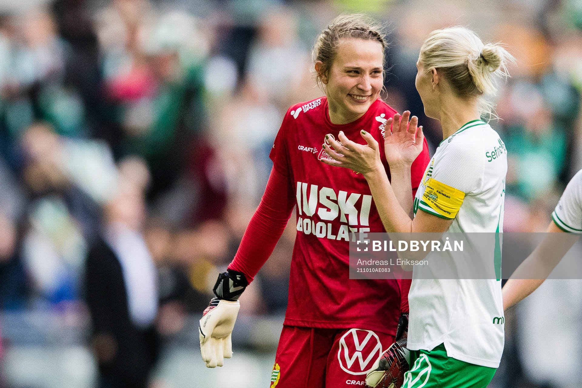 Hammarbys målvakt Anna Tamminen och Alice Carlsson jublar