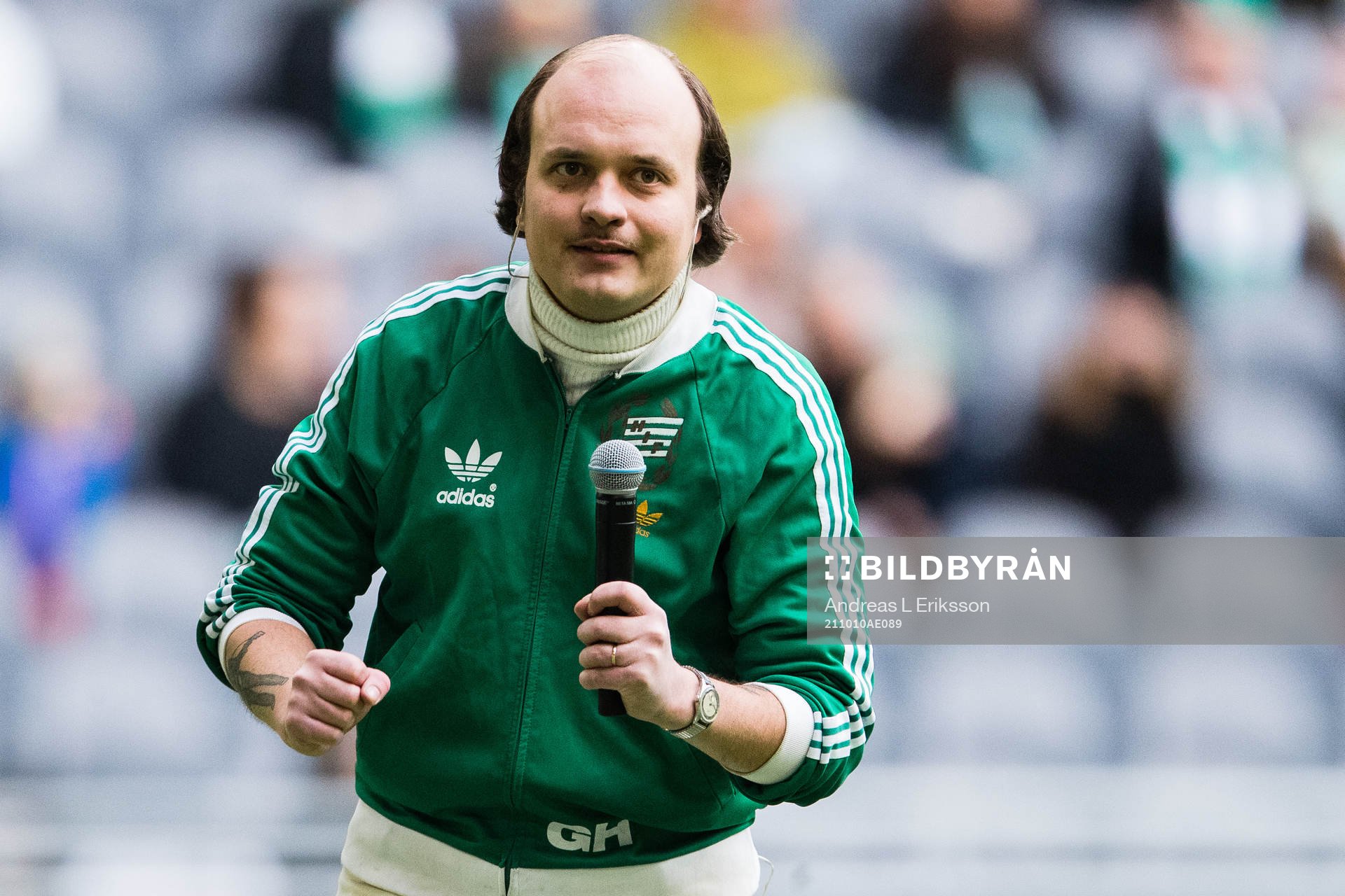 David Ritschard uppträder i halvtidspausen av