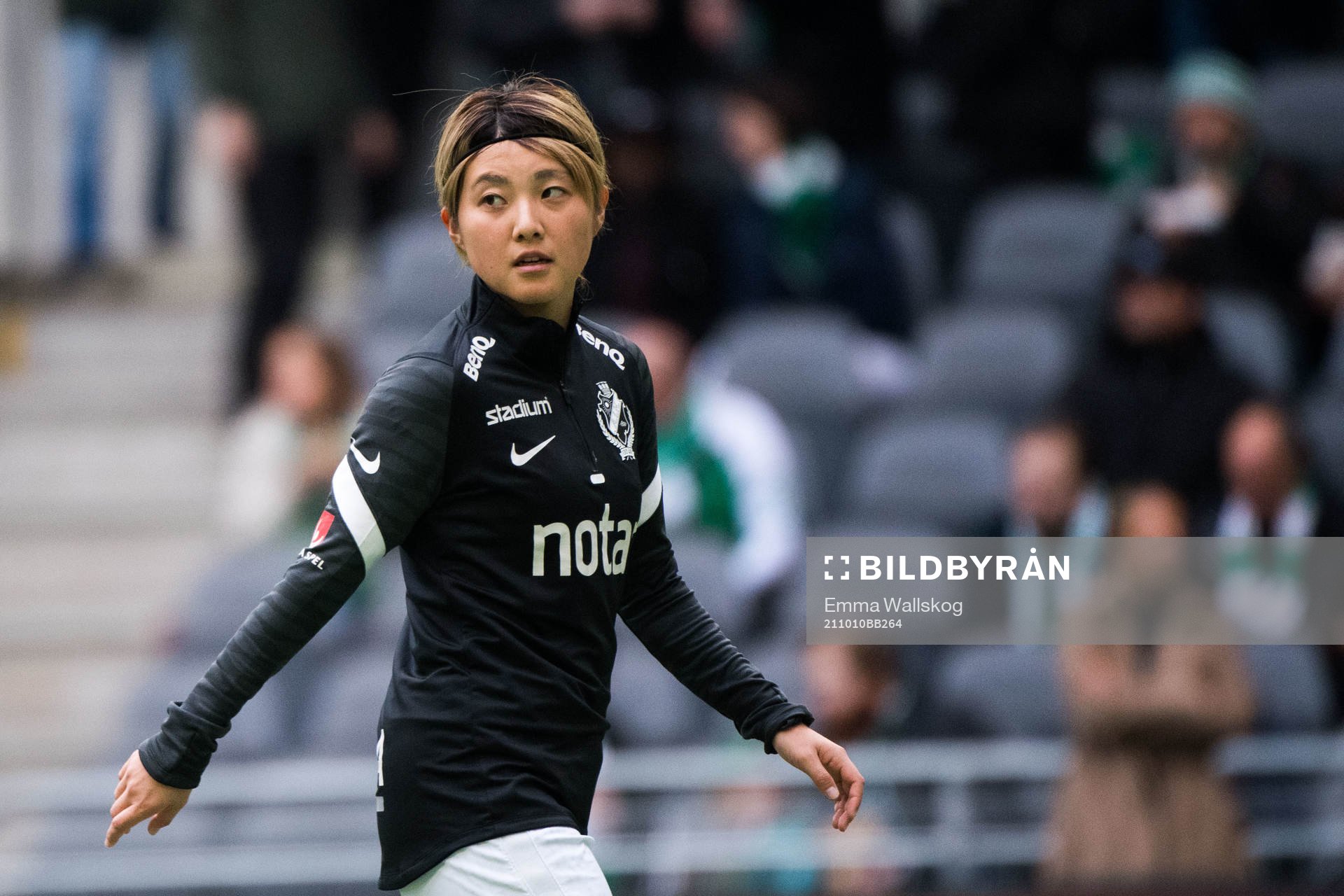s Honoka Hayashi innan fotbollsmatchen i Damallsvenskan